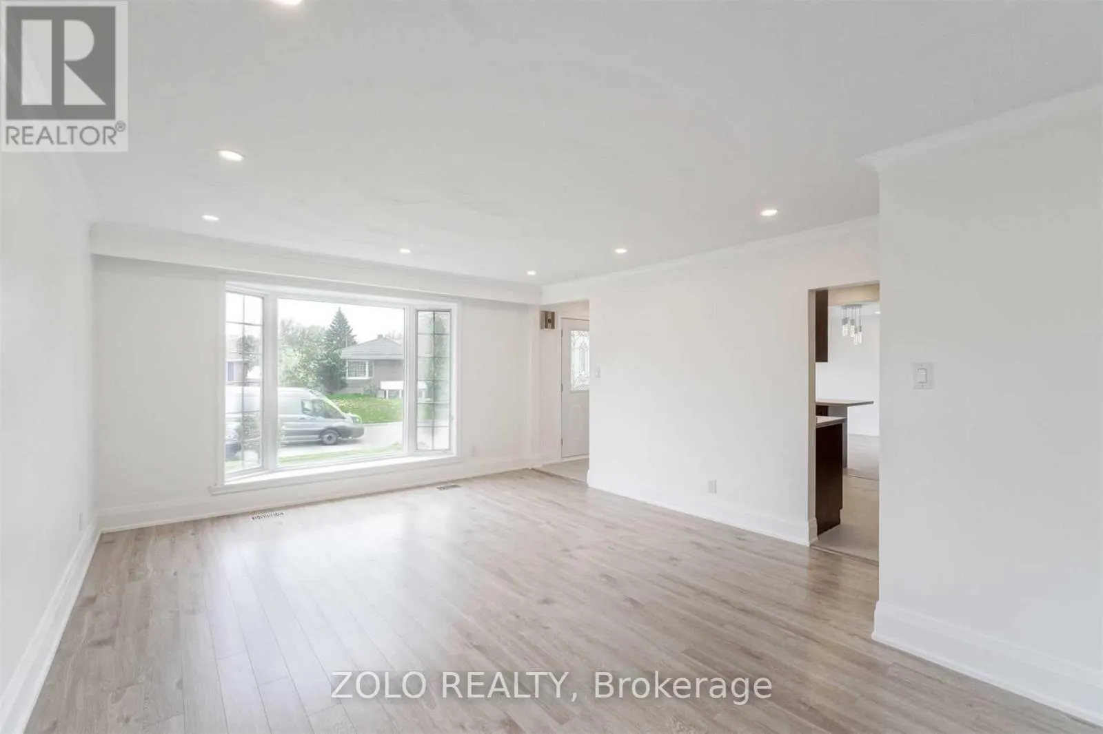 MAIN - 525 LYNETT CRESCENT
