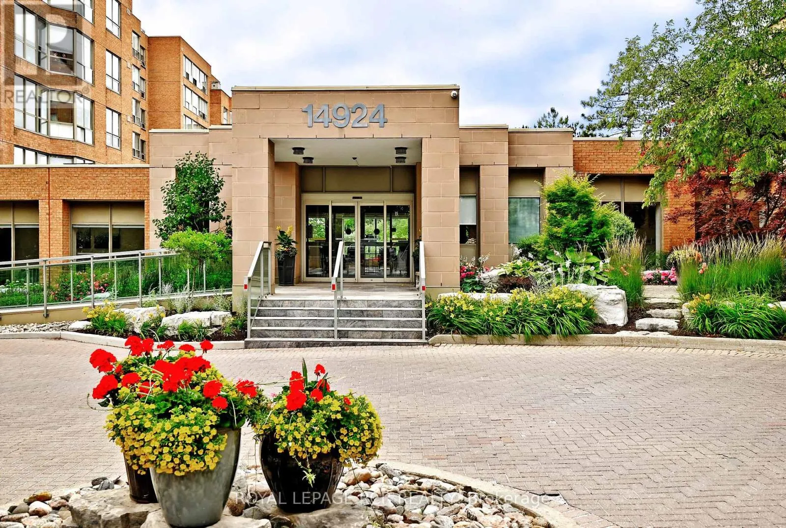 311 - 14924 YONGE STREET