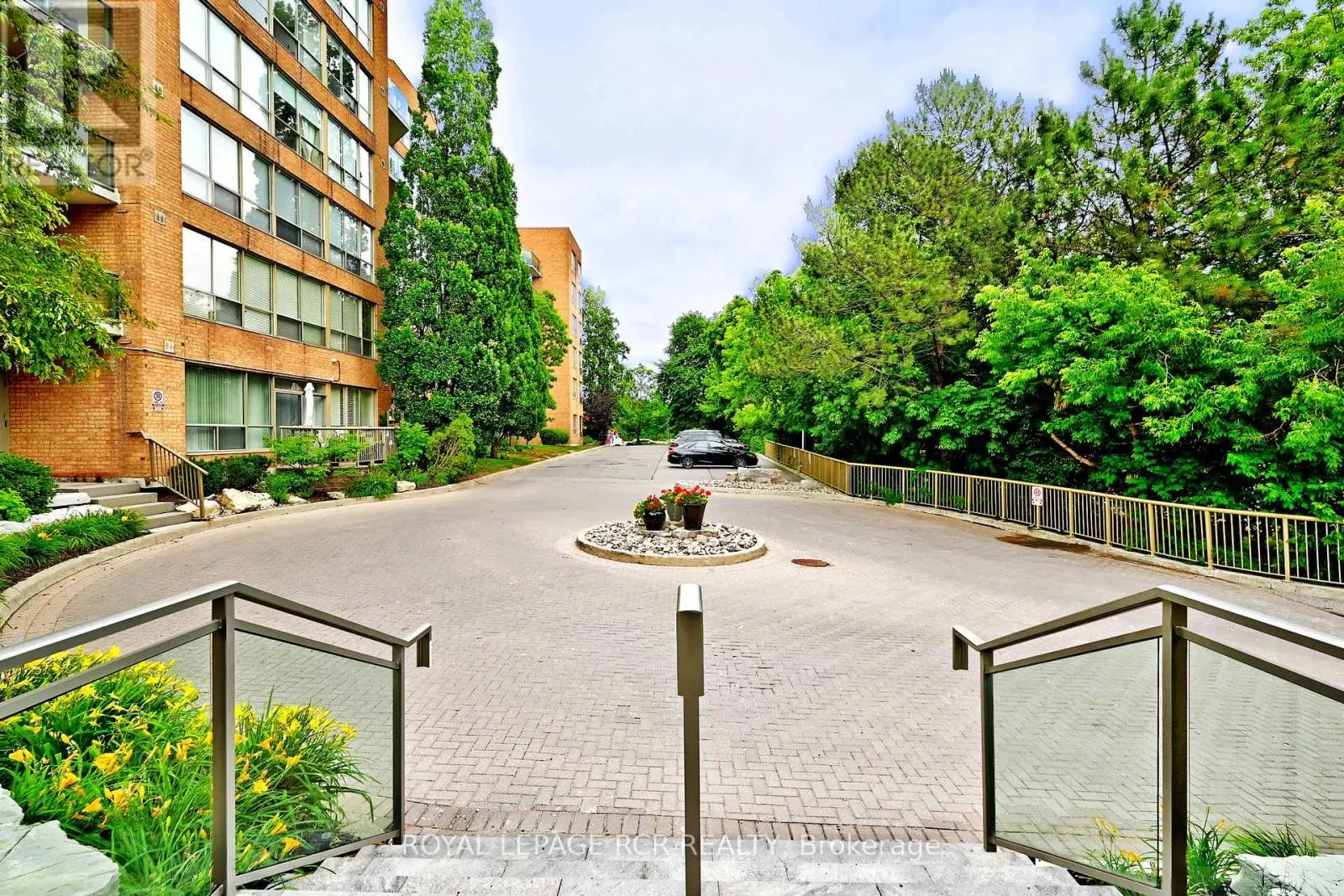 311 - 14924 YONGE STREET