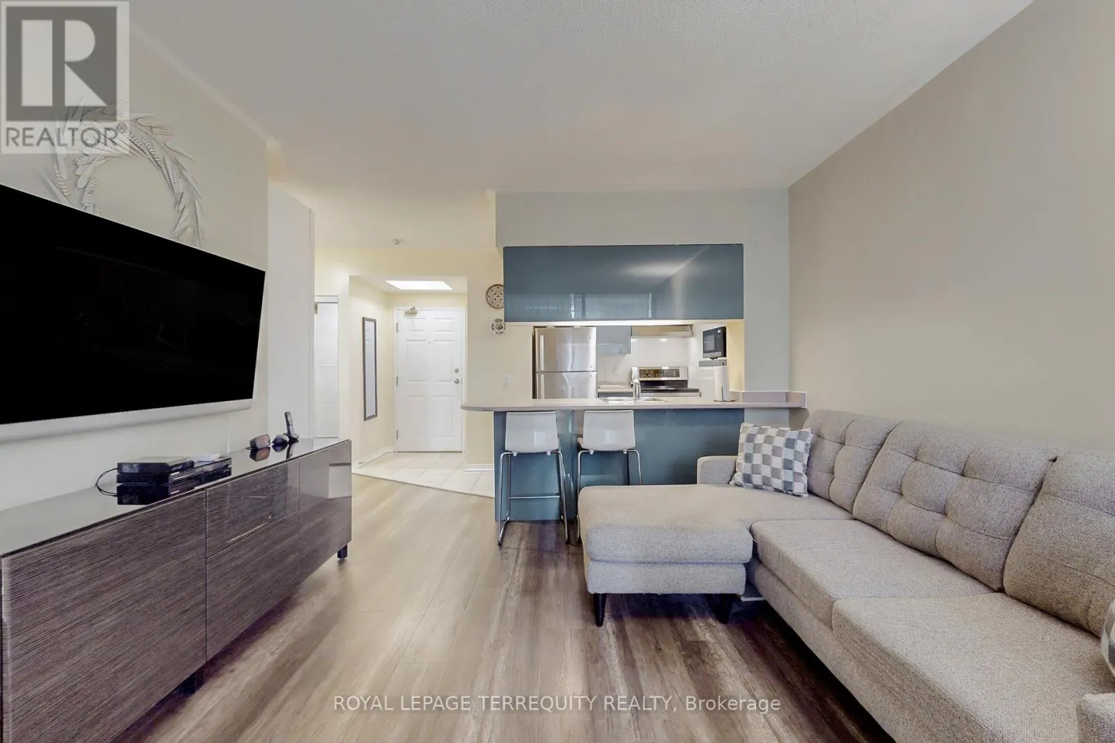 213 - 7398 YONGE STREET