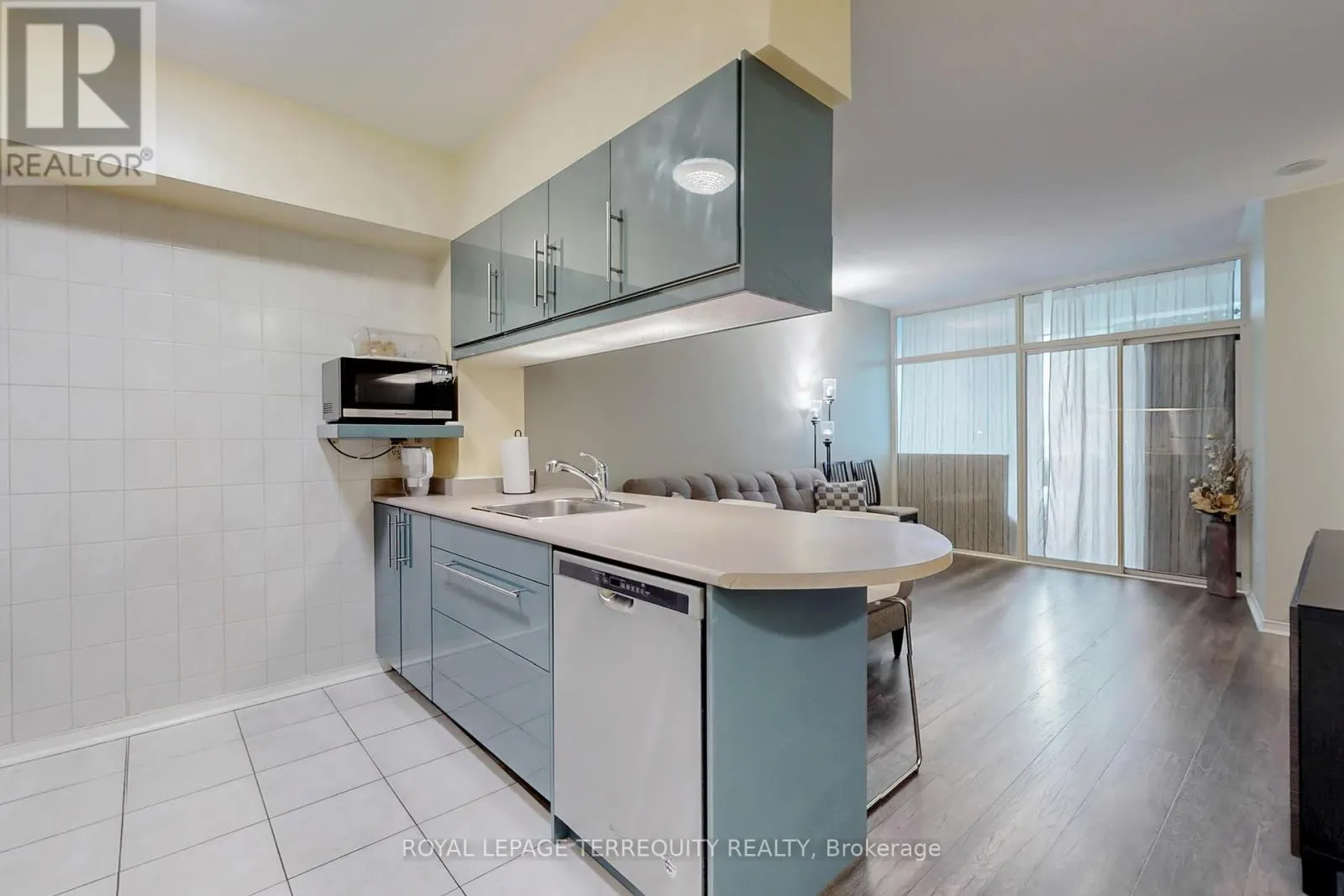 213 - 7398 YONGE STREET