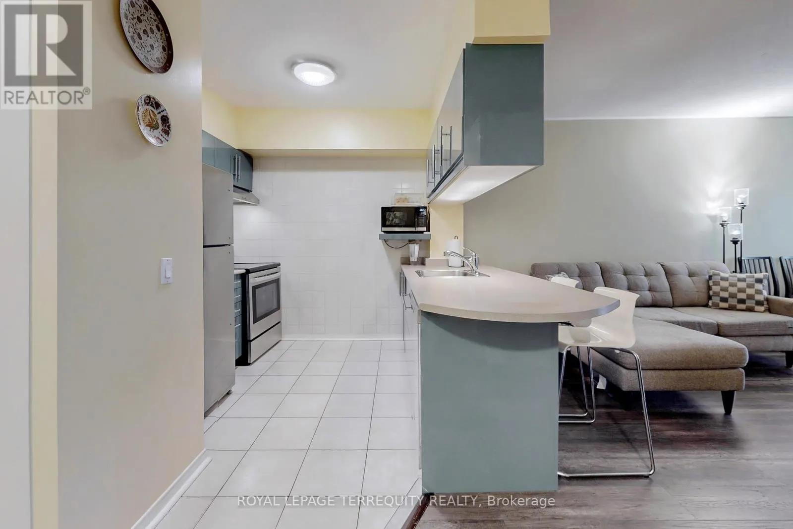 213 - 7398 YONGE STREET