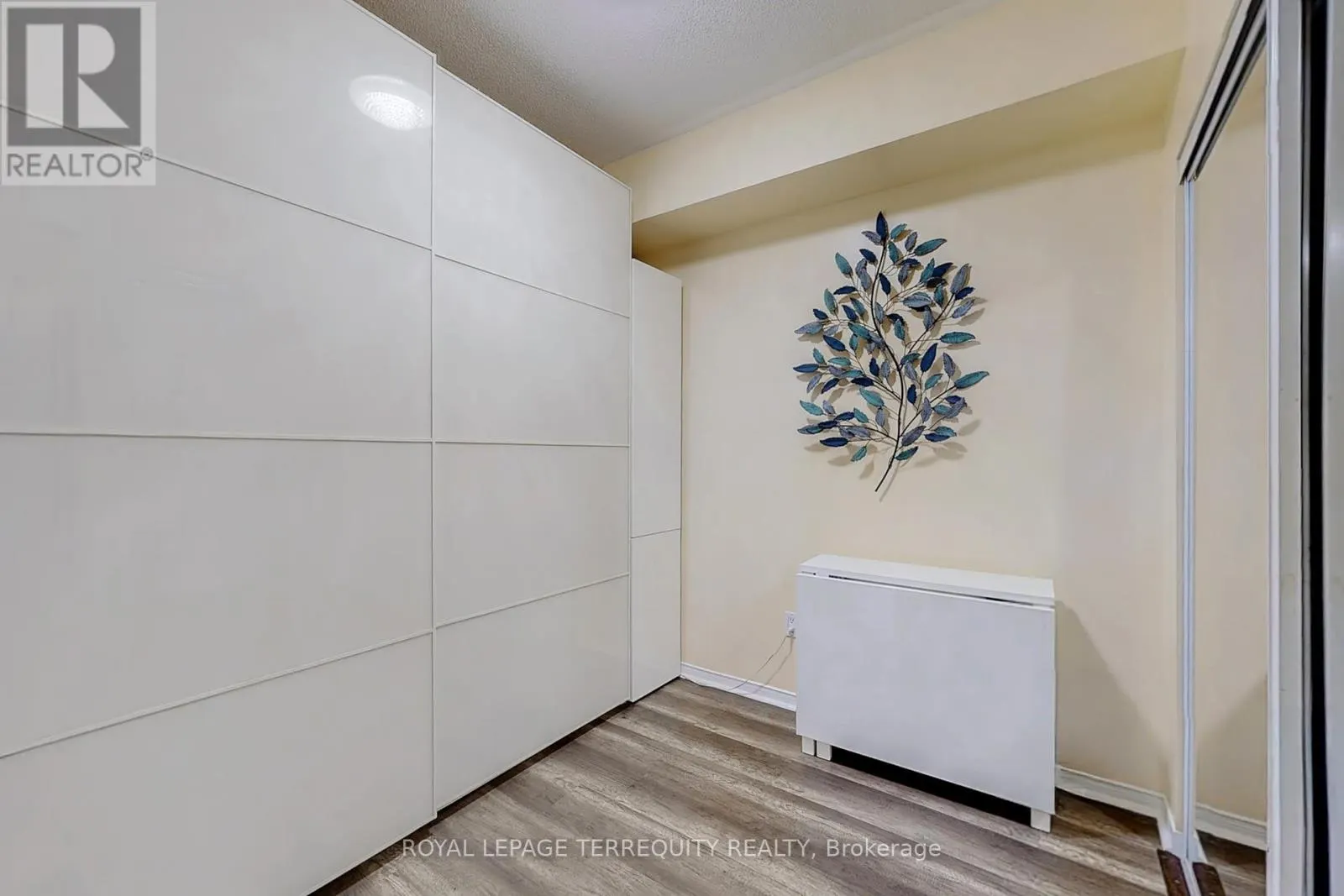213 - 7398 YONGE STREET