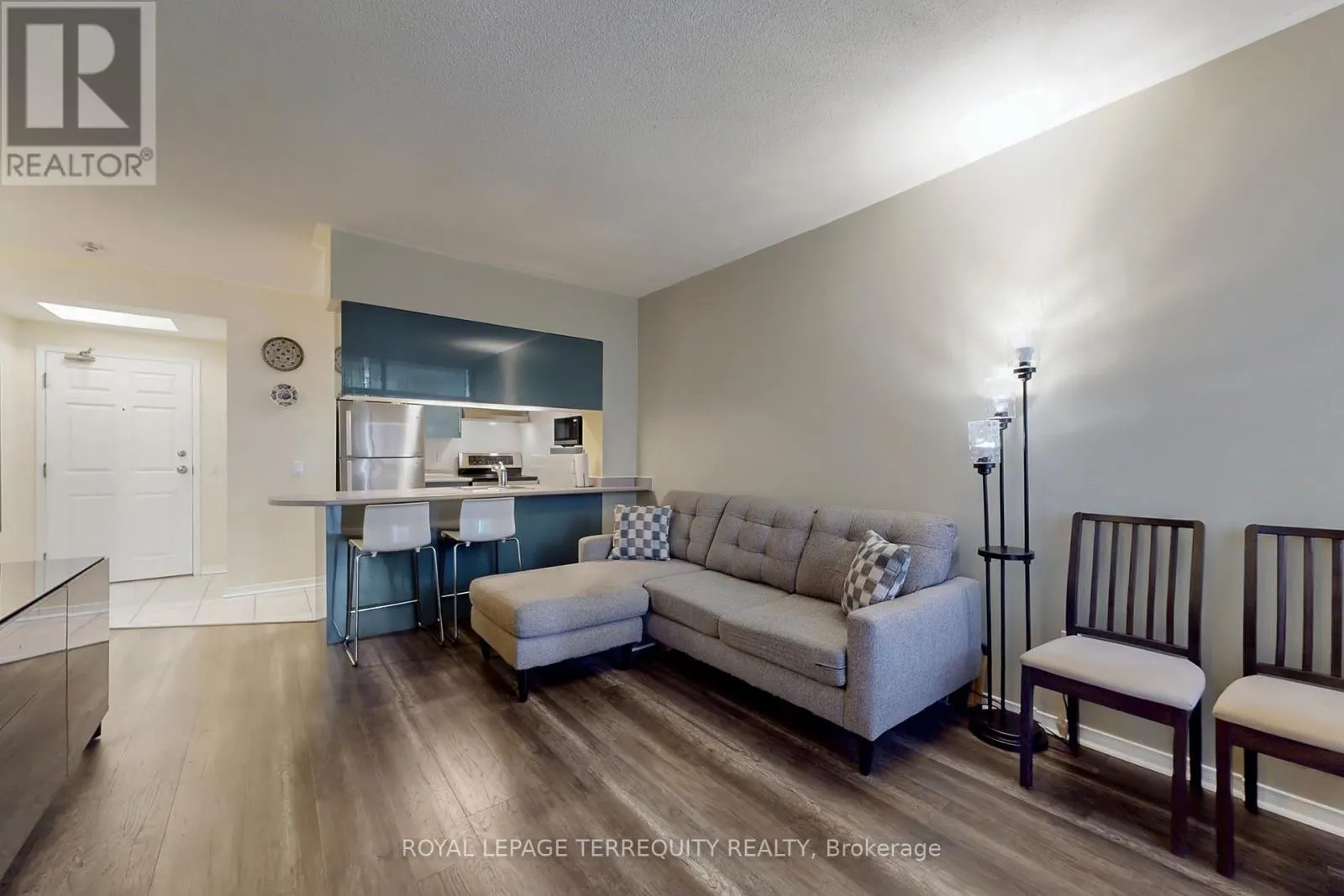 213 - 7398 YONGE STREET