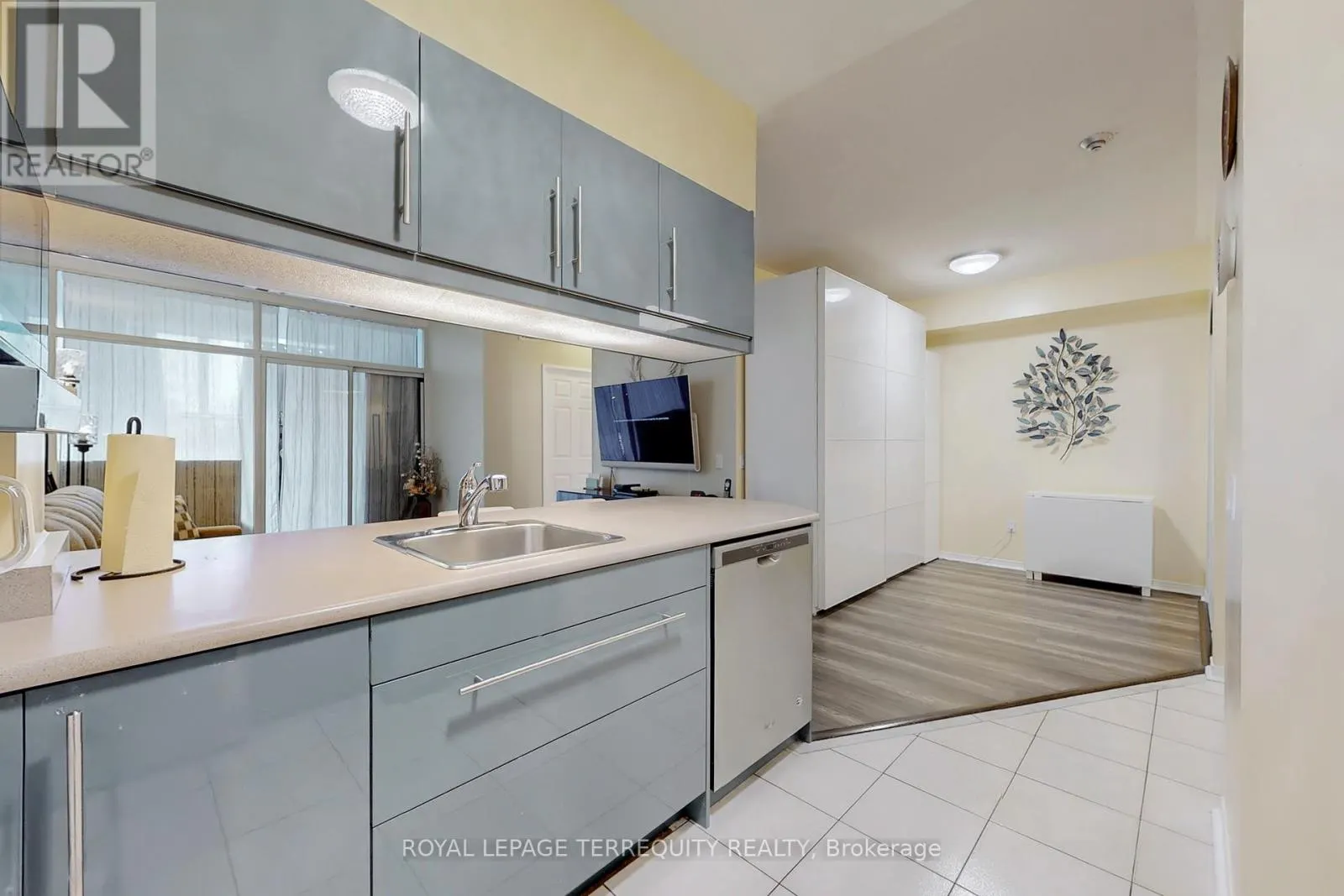 213 - 7398 YONGE STREET