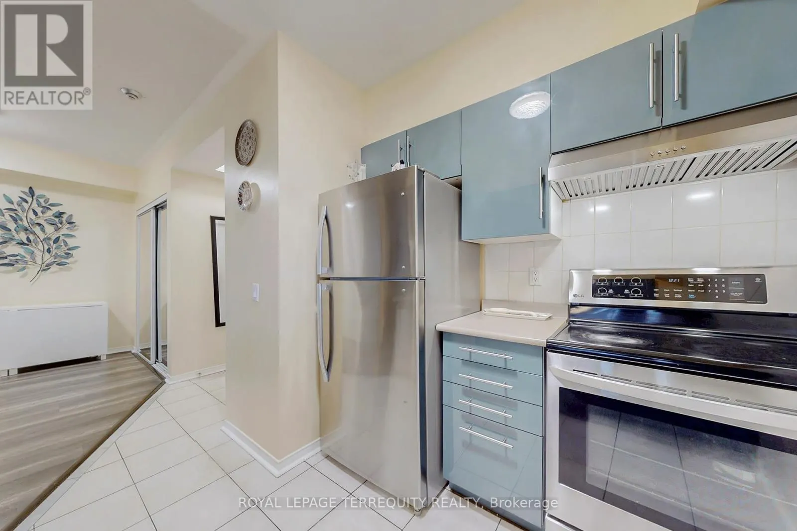 213 - 7398 YONGE STREET