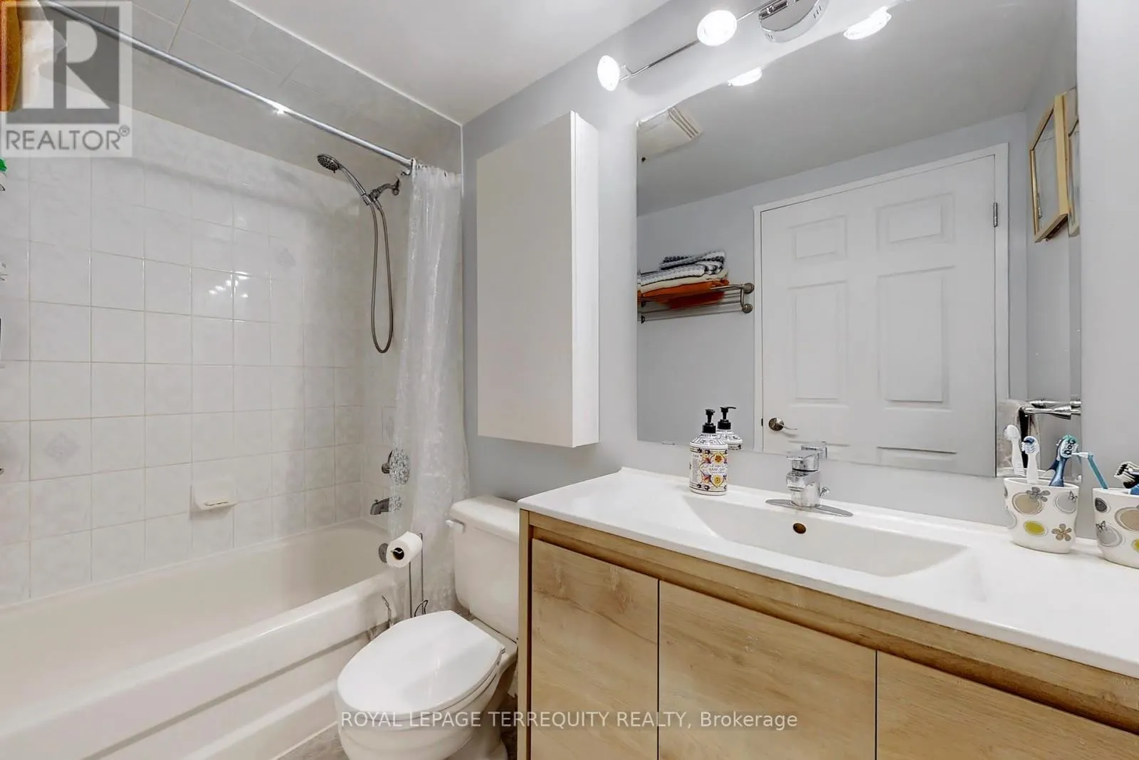 213 - 7398 YONGE STREET