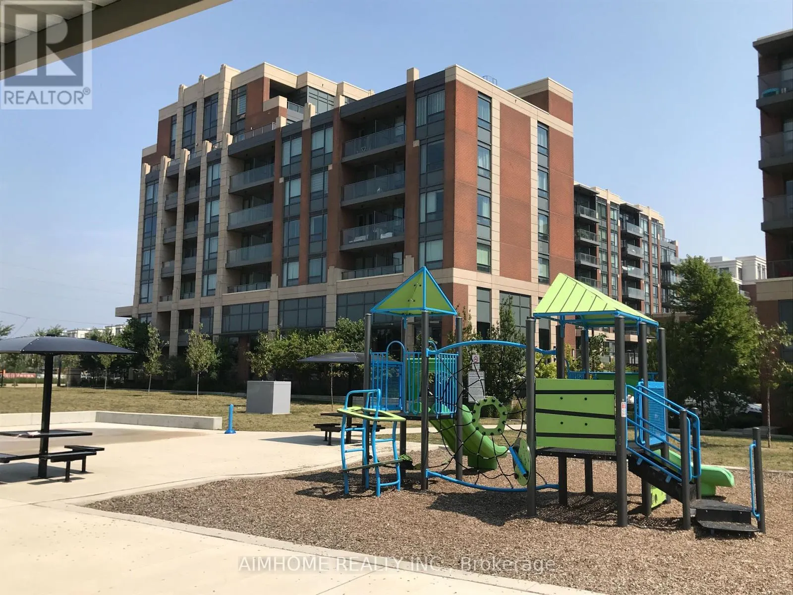 605 - 28 UPTOWN DRIVE