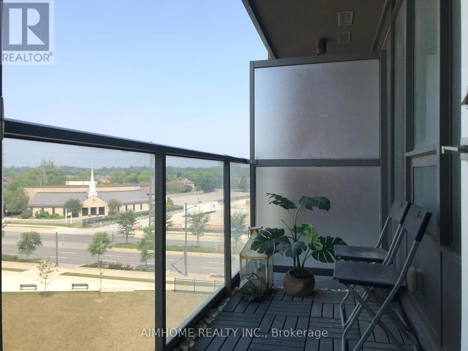 605 - 28 UPTOWN DRIVE