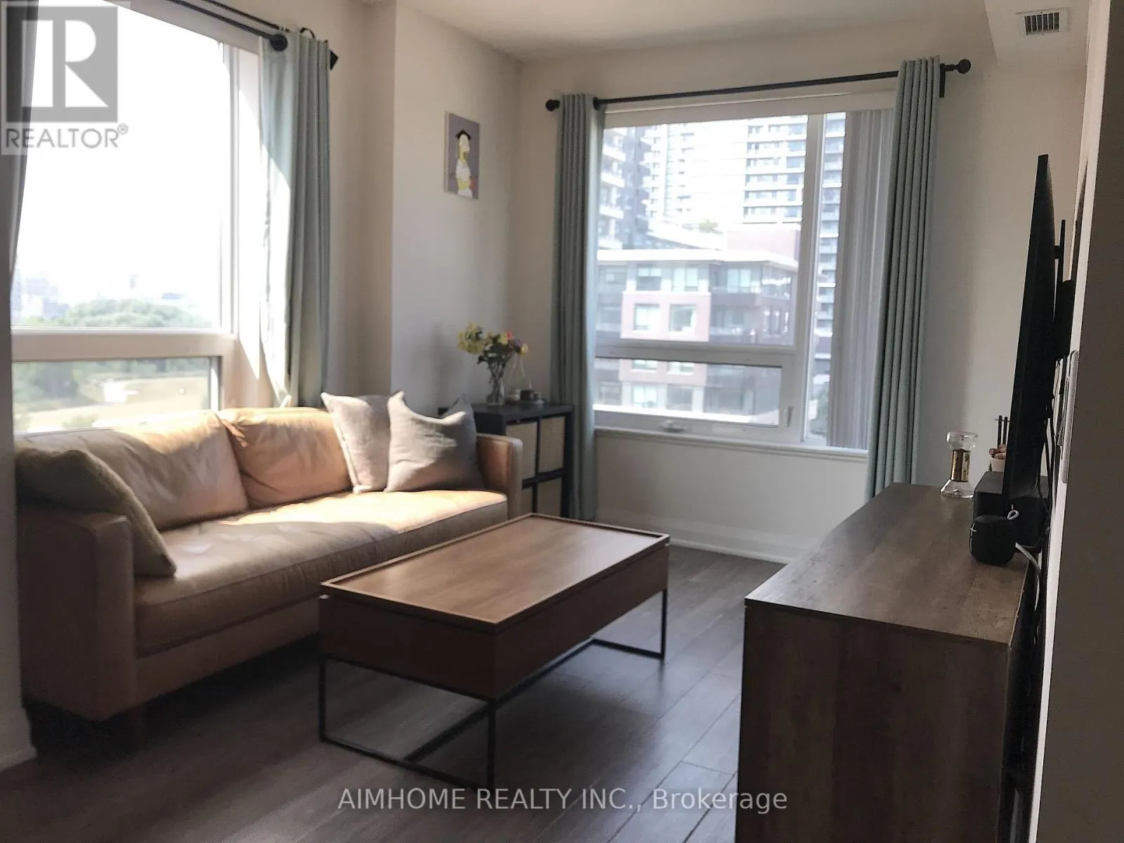 605 - 28 UPTOWN DRIVE