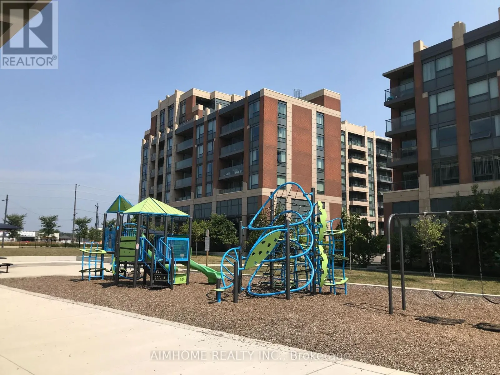 605 - 28 UPTOWN DRIVE