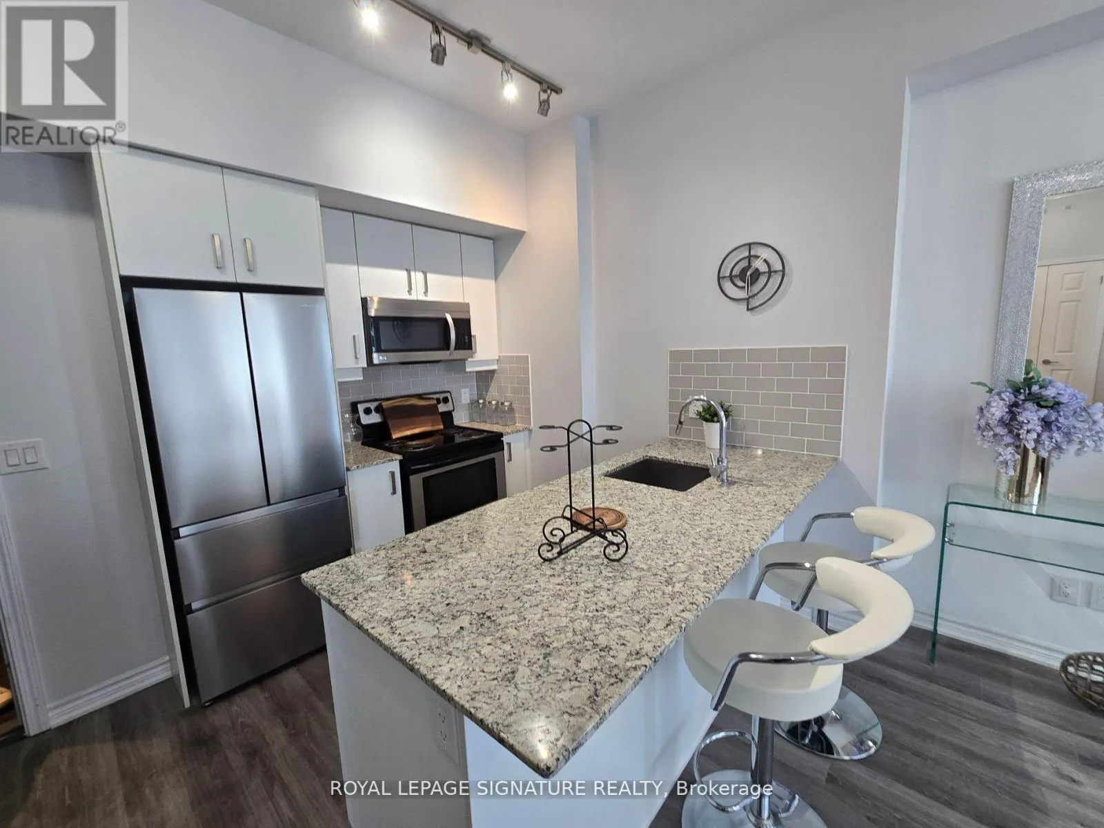 610 - 11611 YONGE STREET