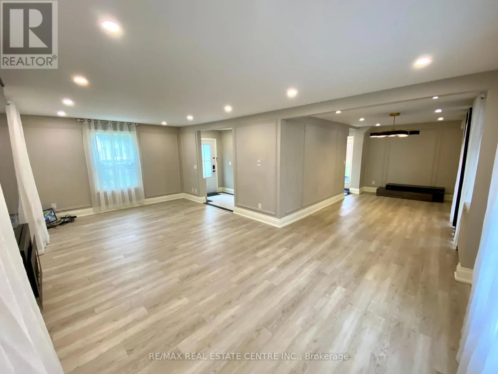 21 JOHN STREET E