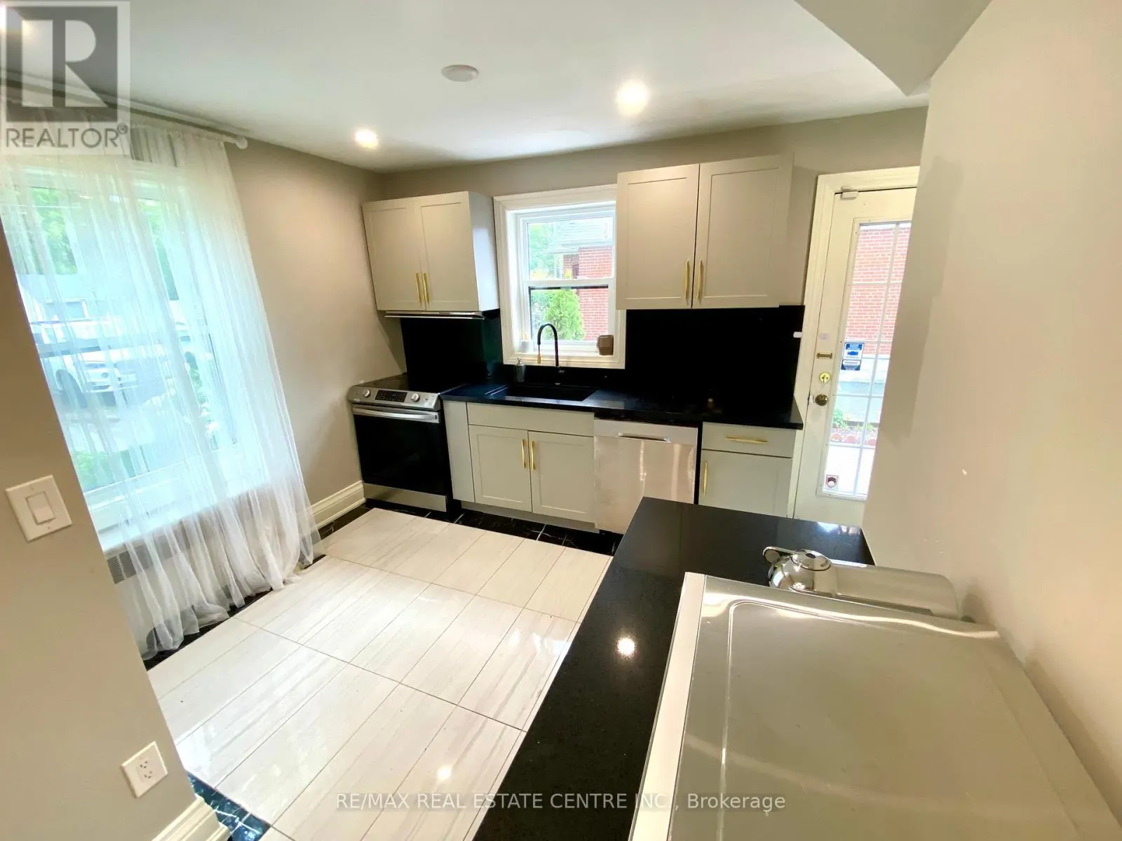 21 JOHN STREET E