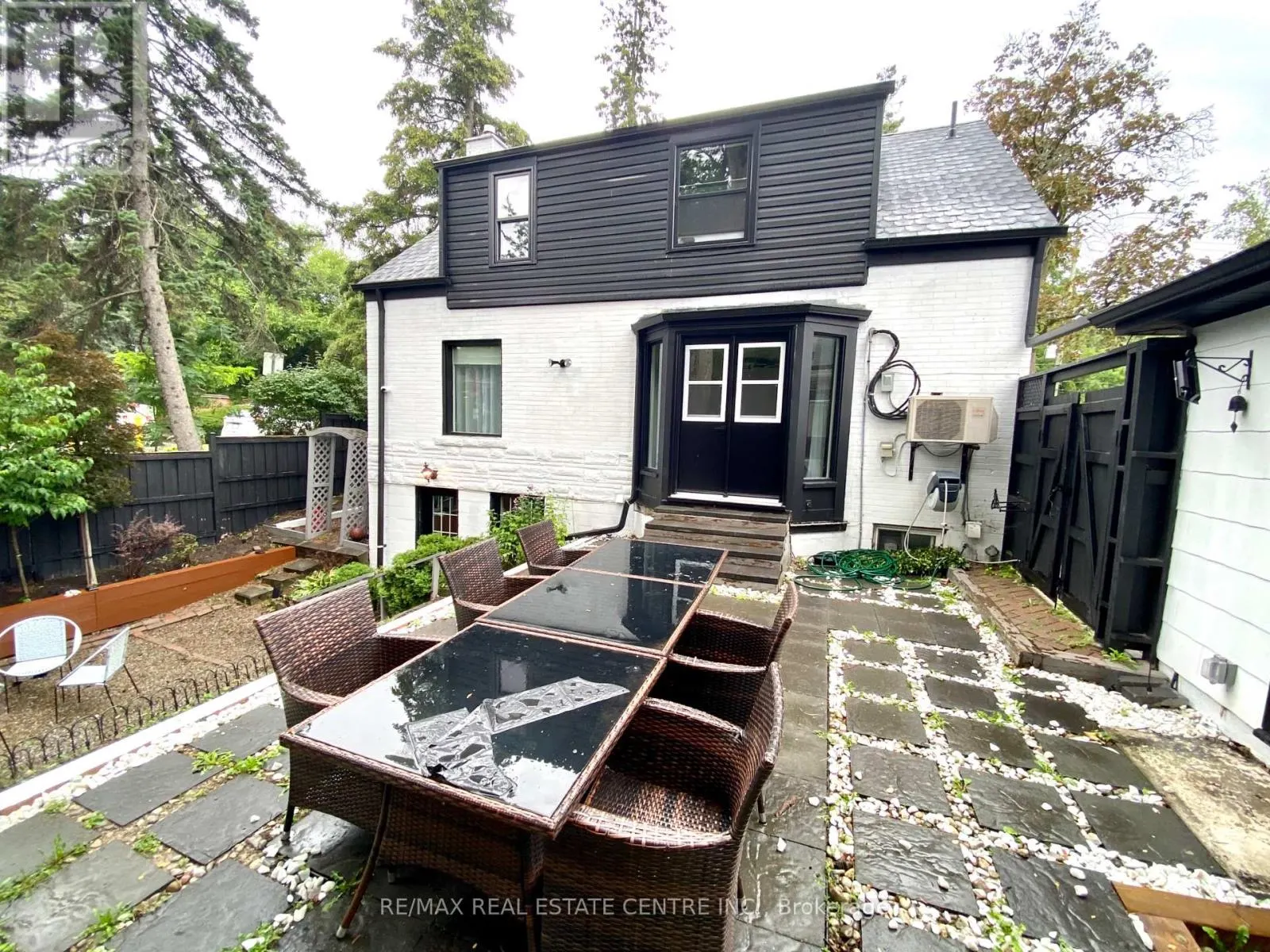 21 JOHN STREET E