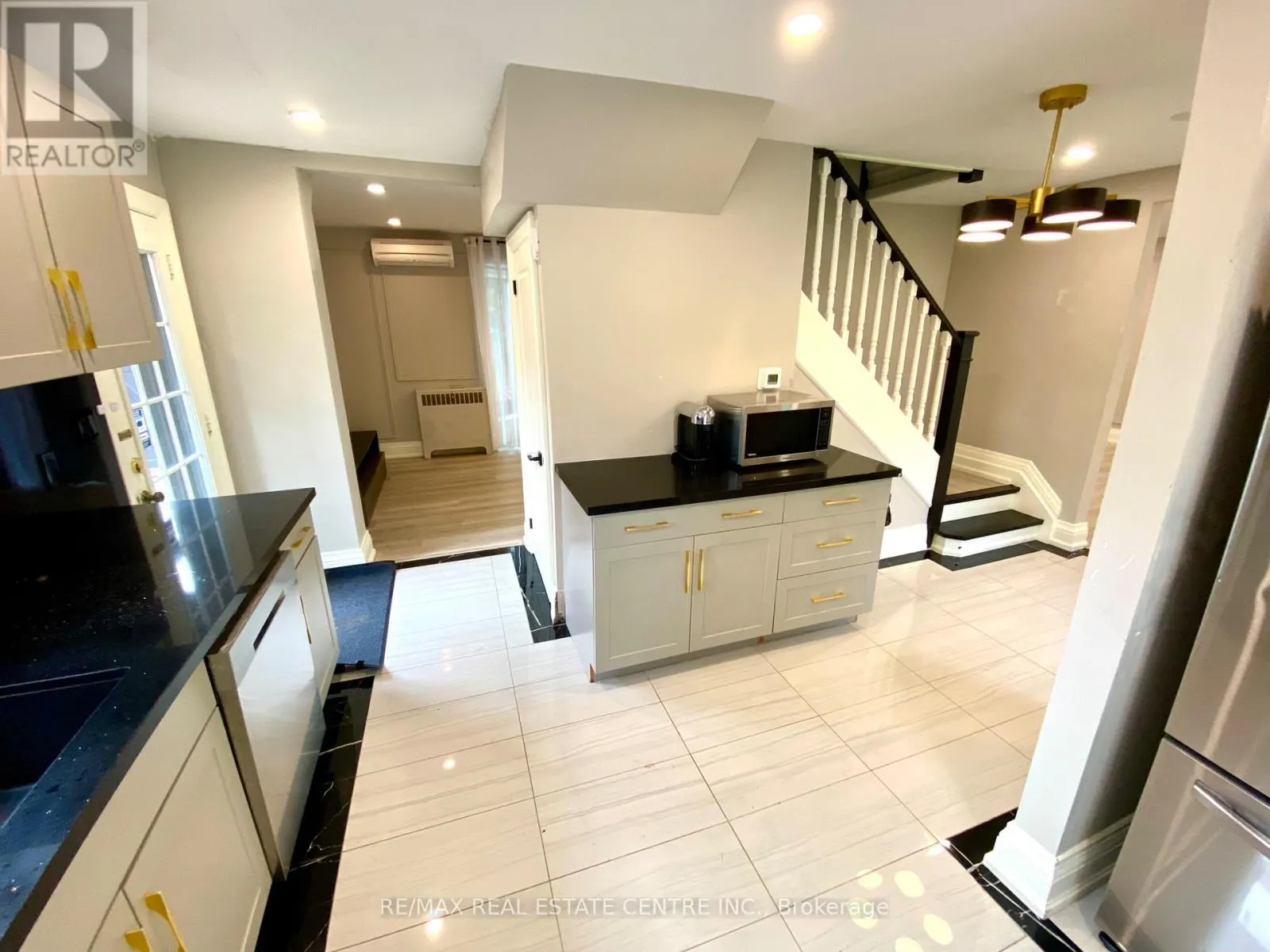 21 JOHN STREET E