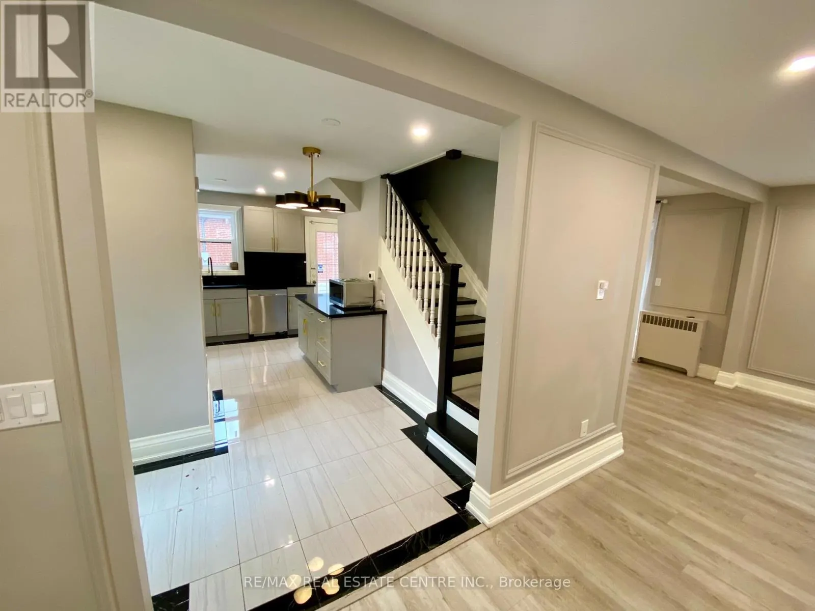21 JOHN STREET E