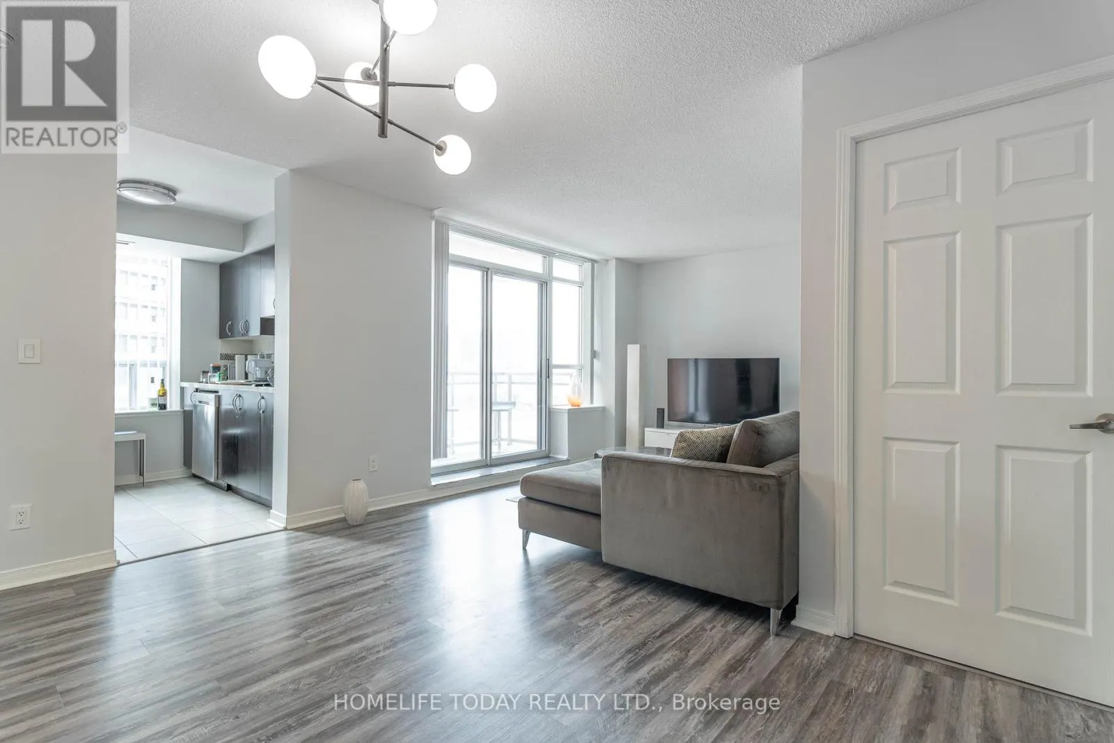 510 - 73 KING WILLIAM CRESCENT