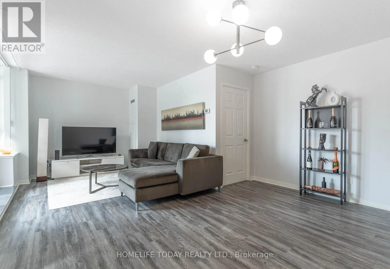 510 - 73 KING WILLIAM CRESCENT