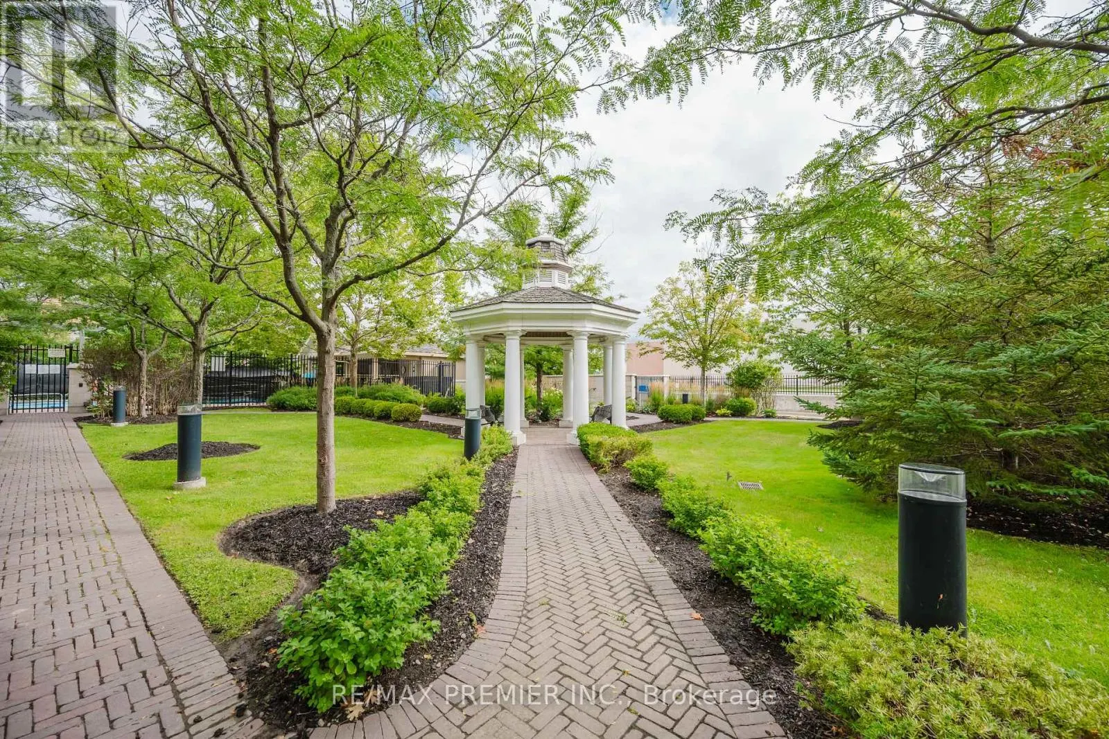 215 - 111 CIVIC SQUARE GATE