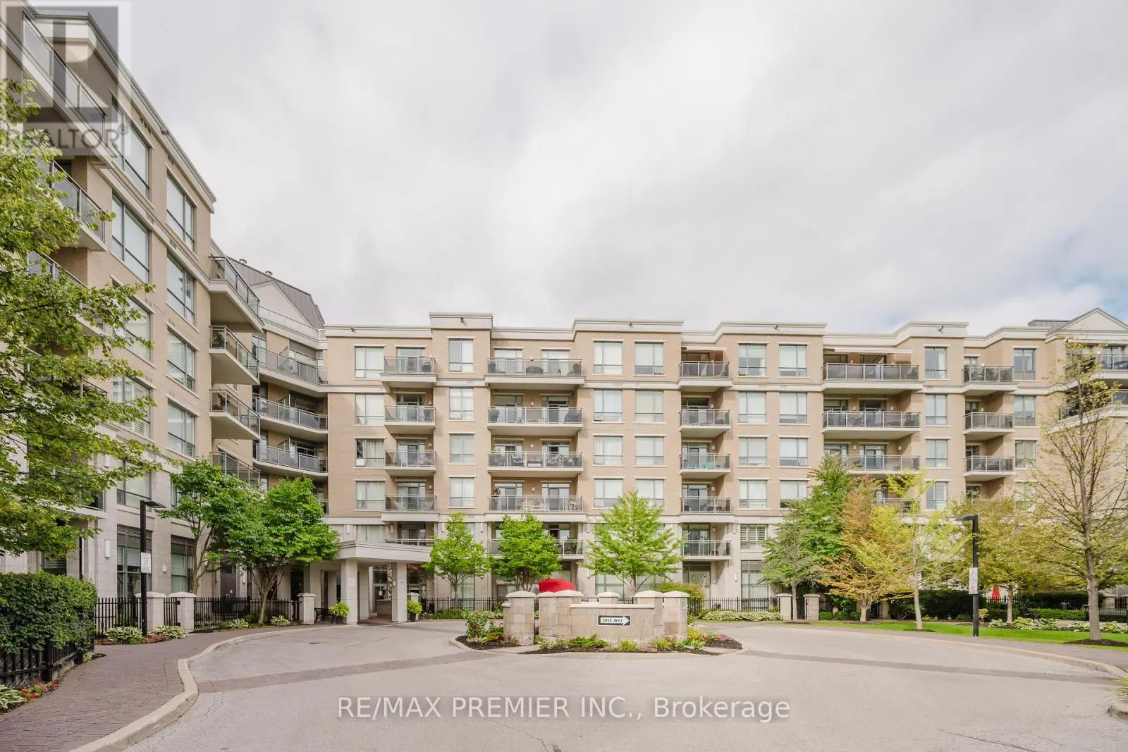 215 - 111 CIVIC SQUARE GATE