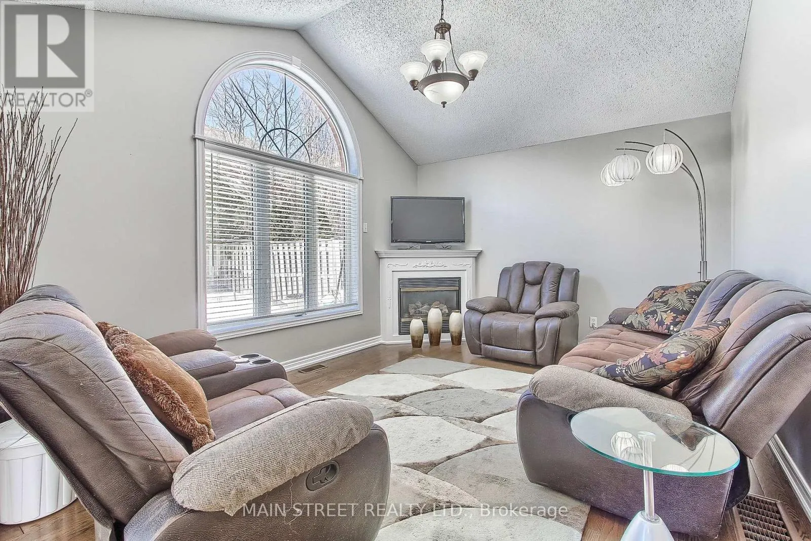46 SILVERSTONE CRESCENT