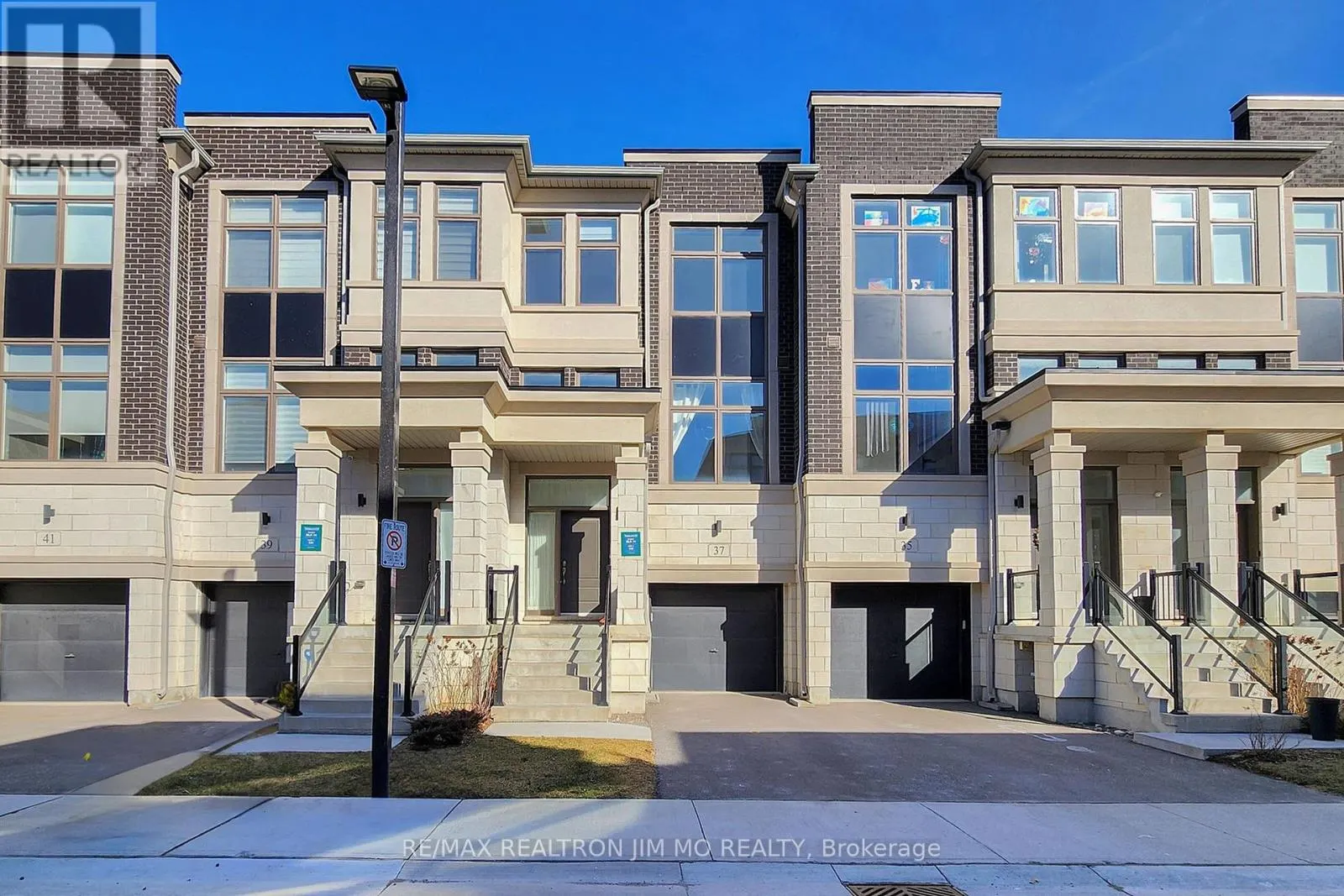 37 ARMILLO PLACE