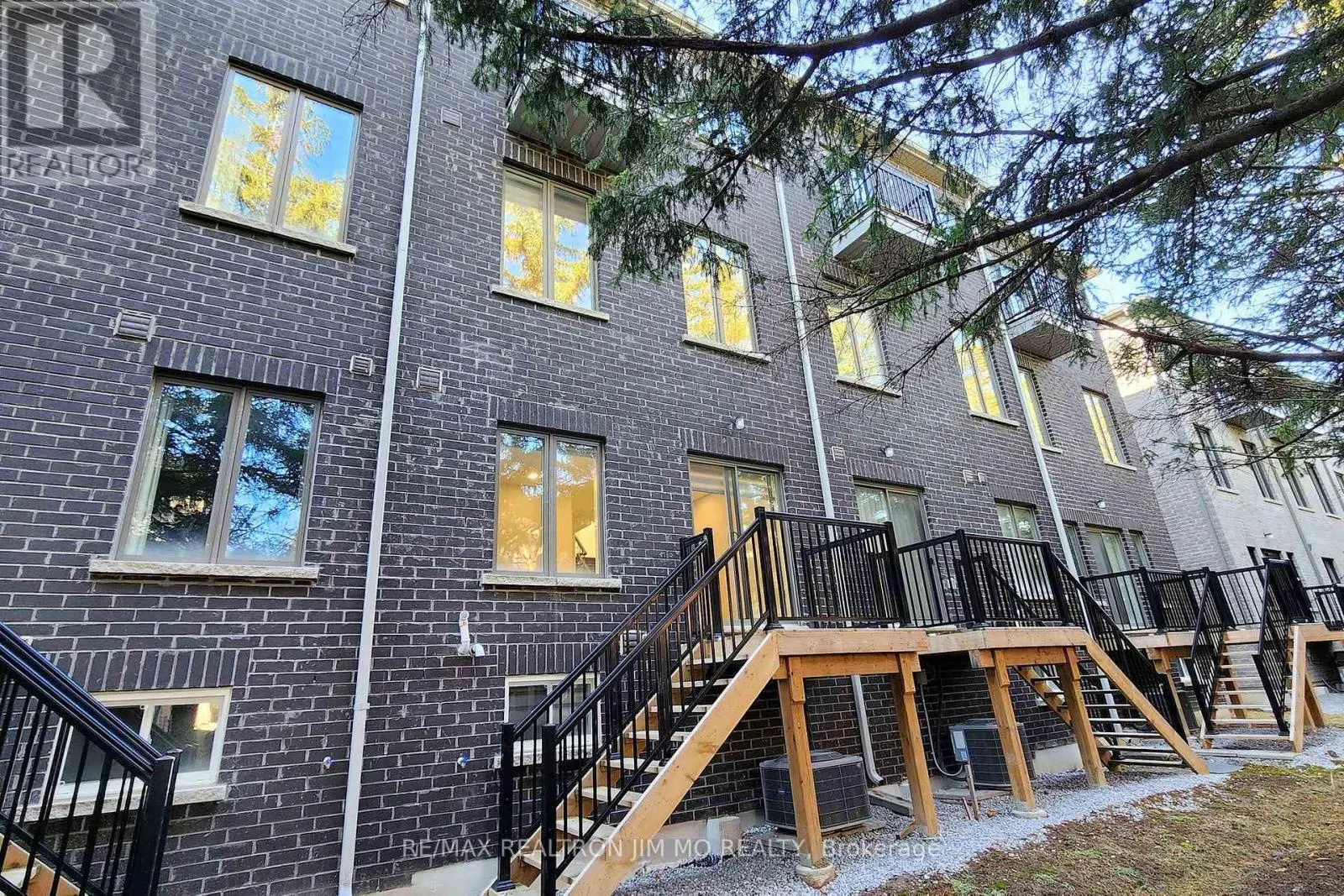 37 ARMILLO PLACE