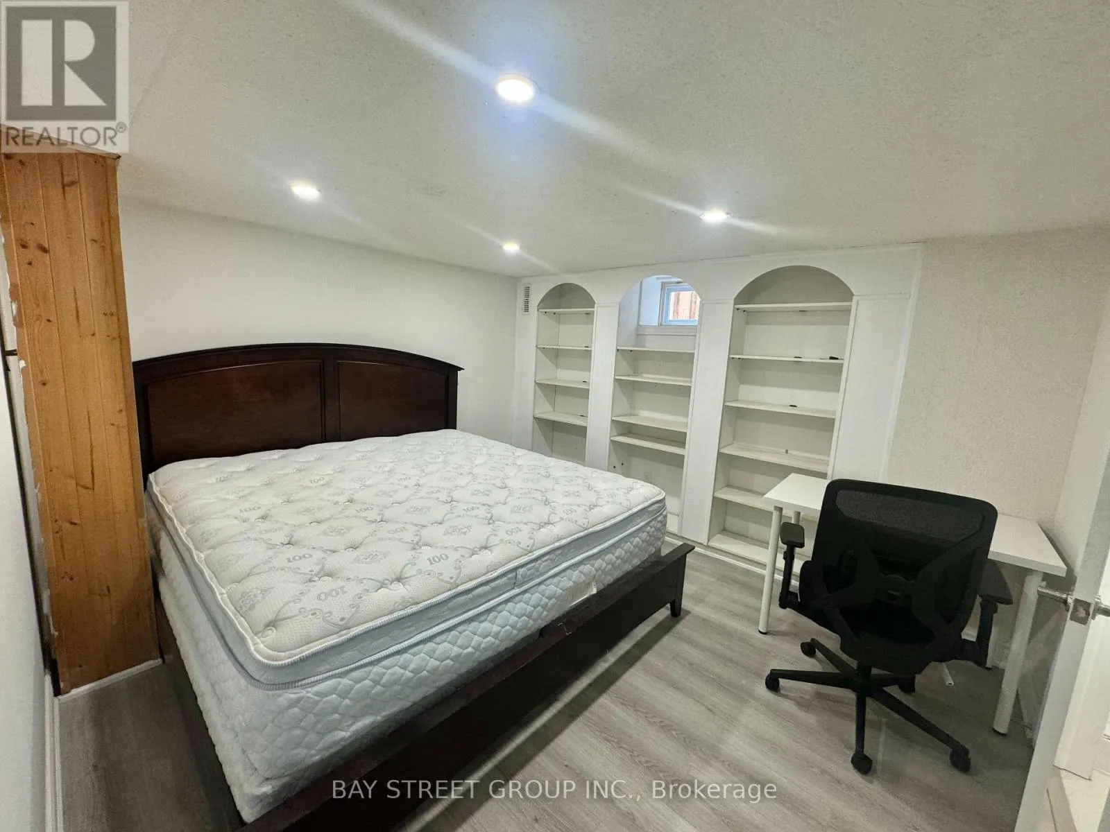 ONE ROOM IN W/O BASEMENT - 8 QUEENSGATE COURT