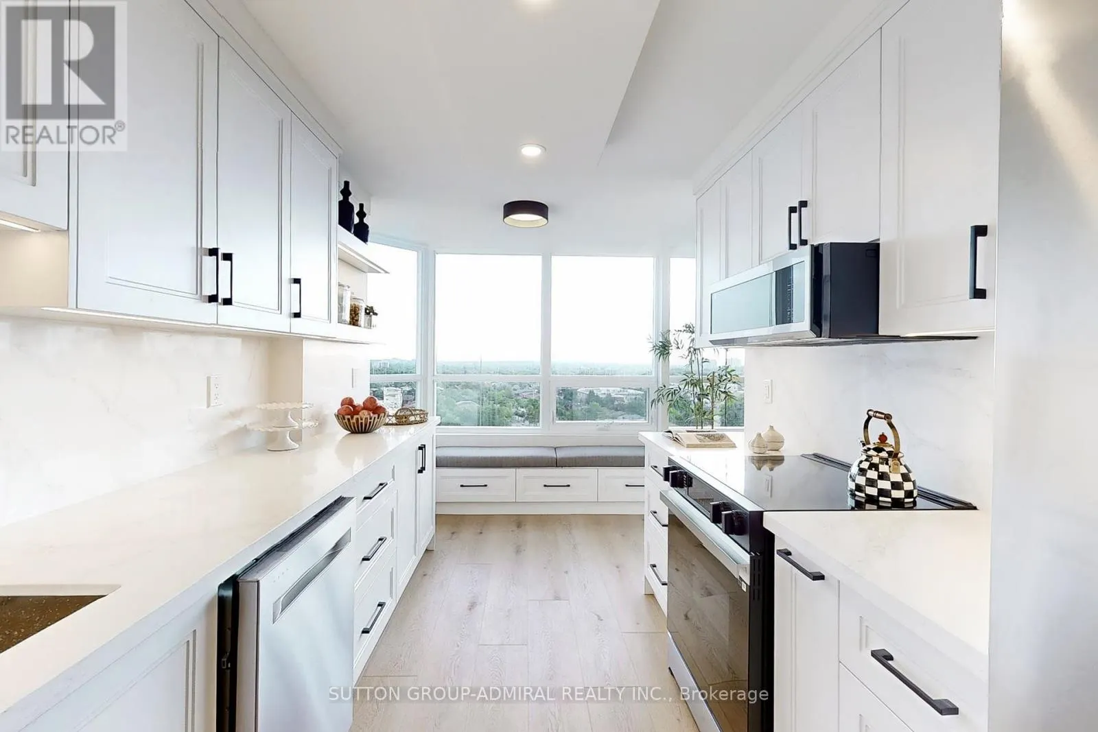 901 - 7601 BATHURST STREET