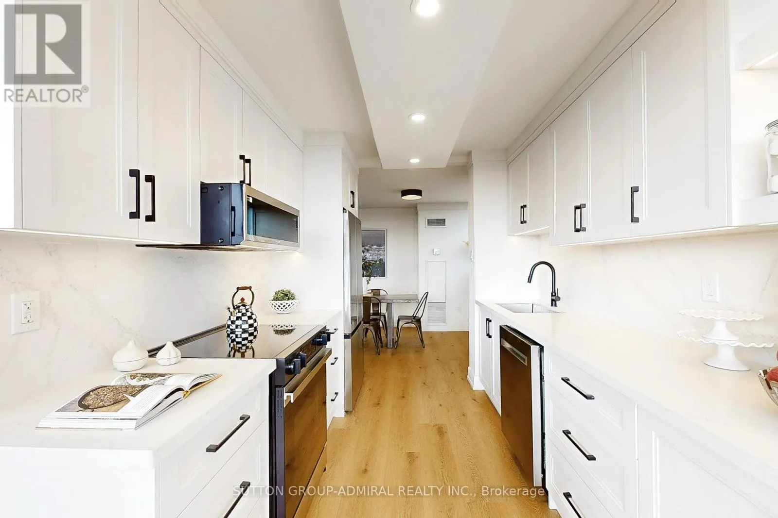 901 - 7601 BATHURST STREET