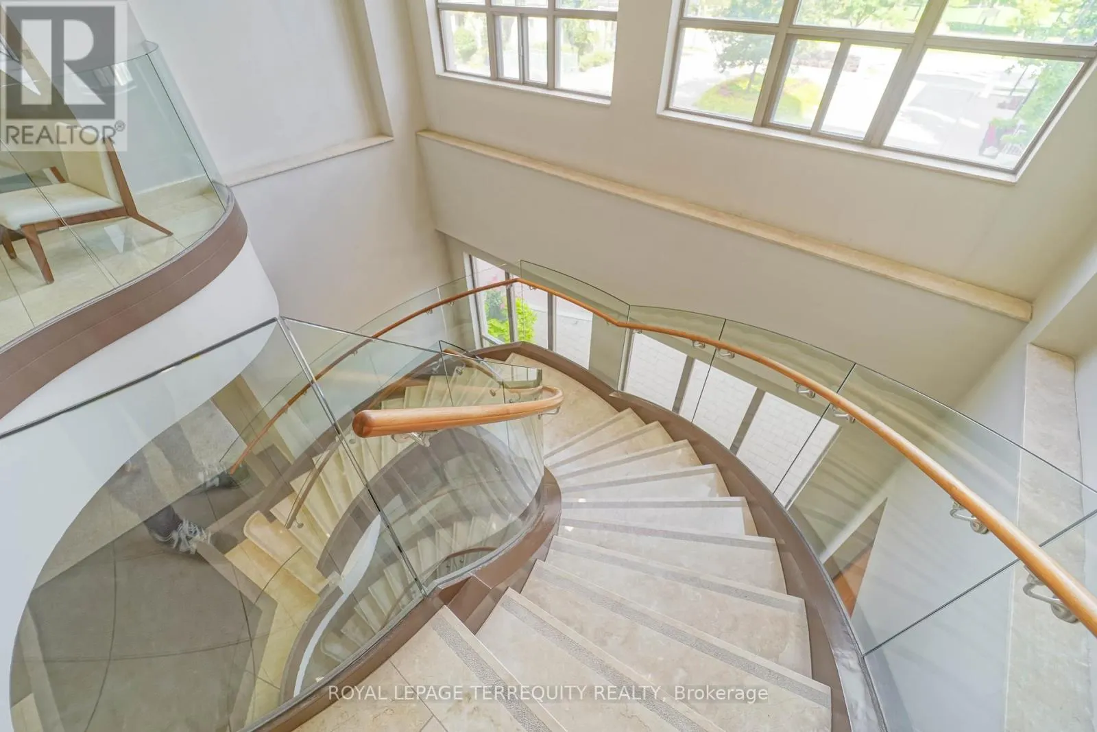 1011 - 39 GALLERIA PARKWAY