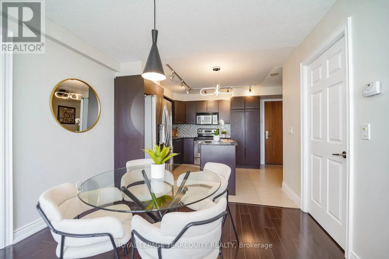 1011 - 39 GALLERIA PARKWAY