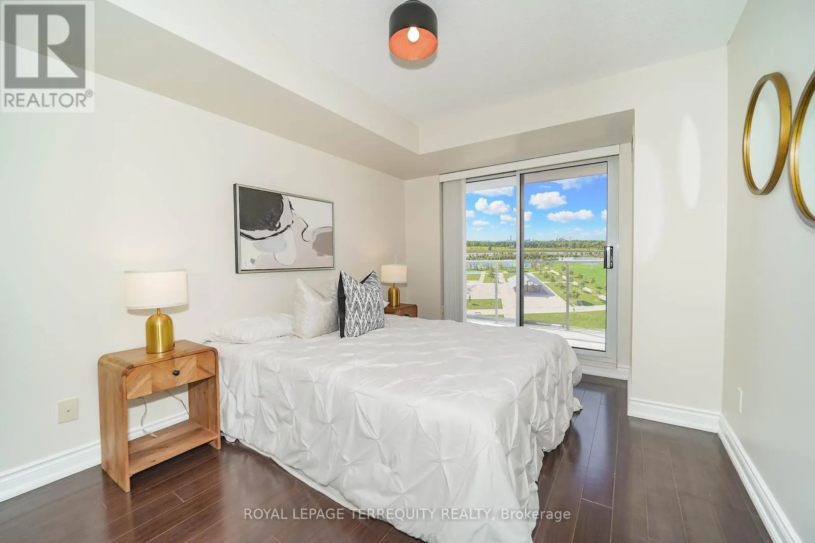 1011 - 39 GALLERIA PARKWAY