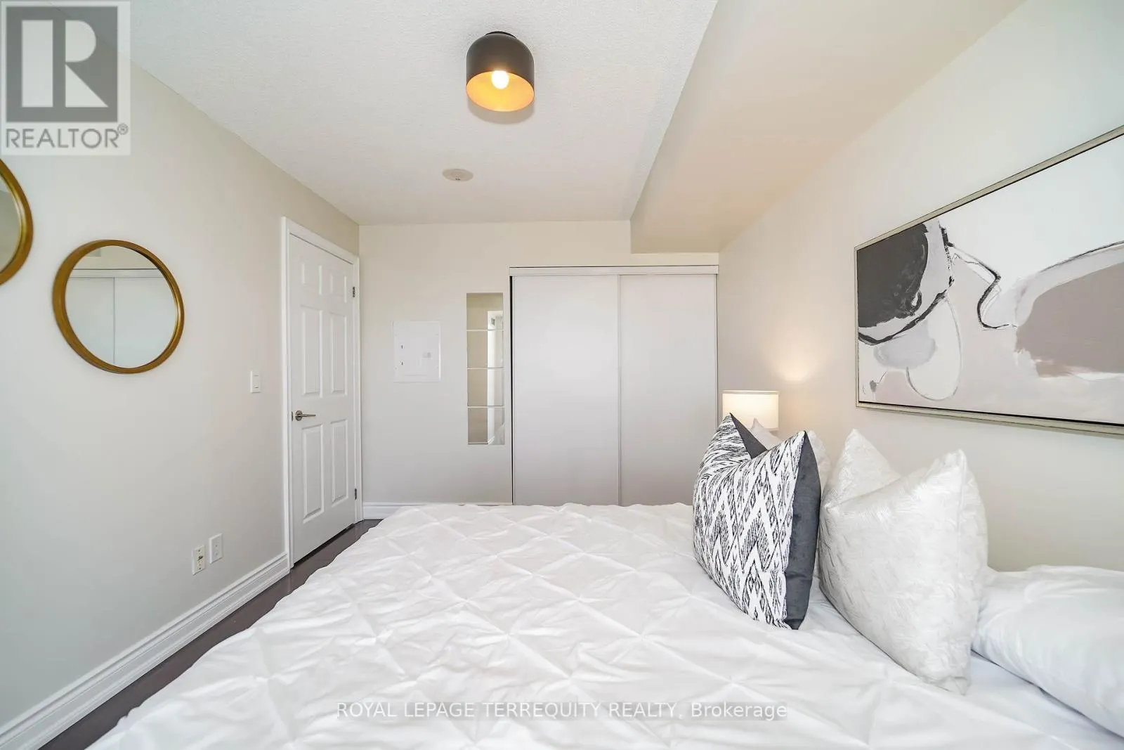 1011 - 39 GALLERIA PARKWAY