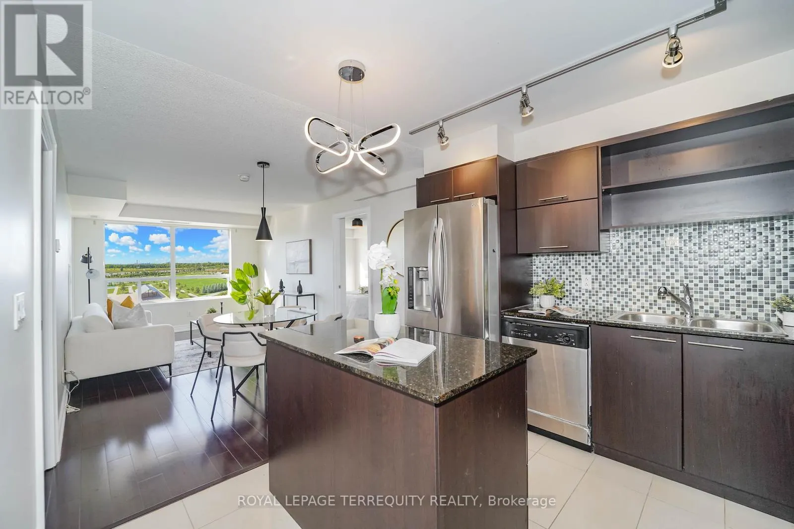 1011 - 39 GALLERIA PARKWAY