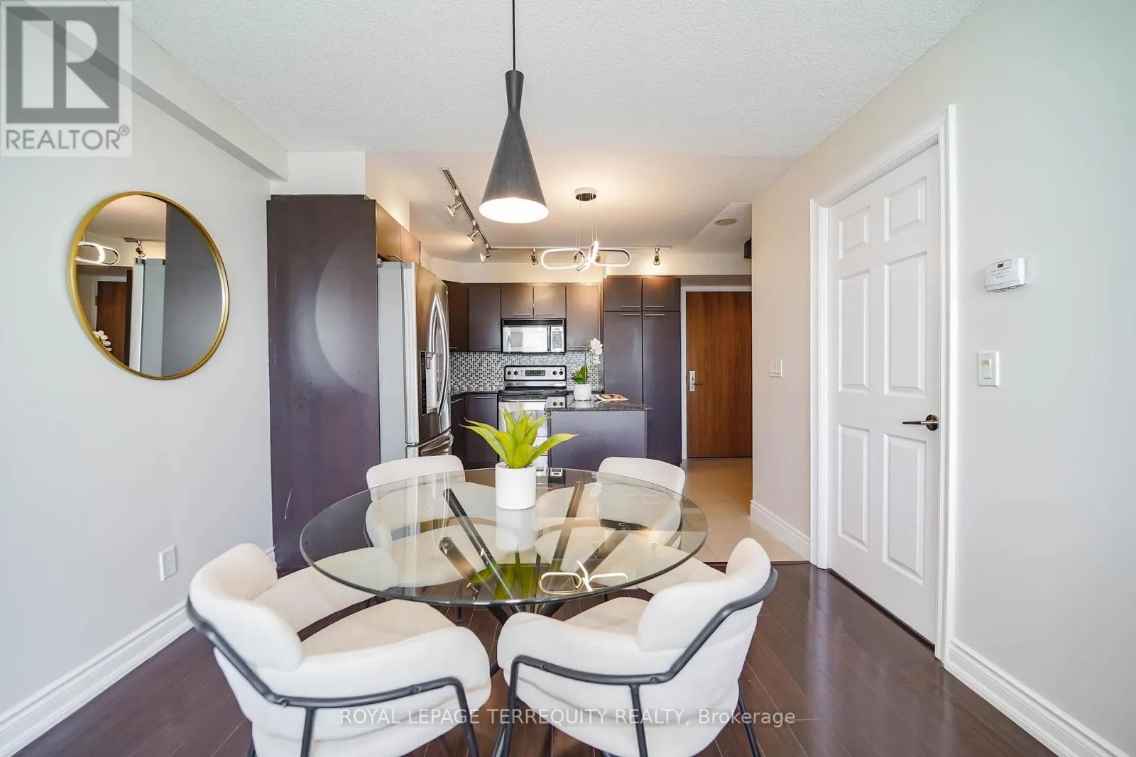 1011 - 39 GALLERIA PARKWAY