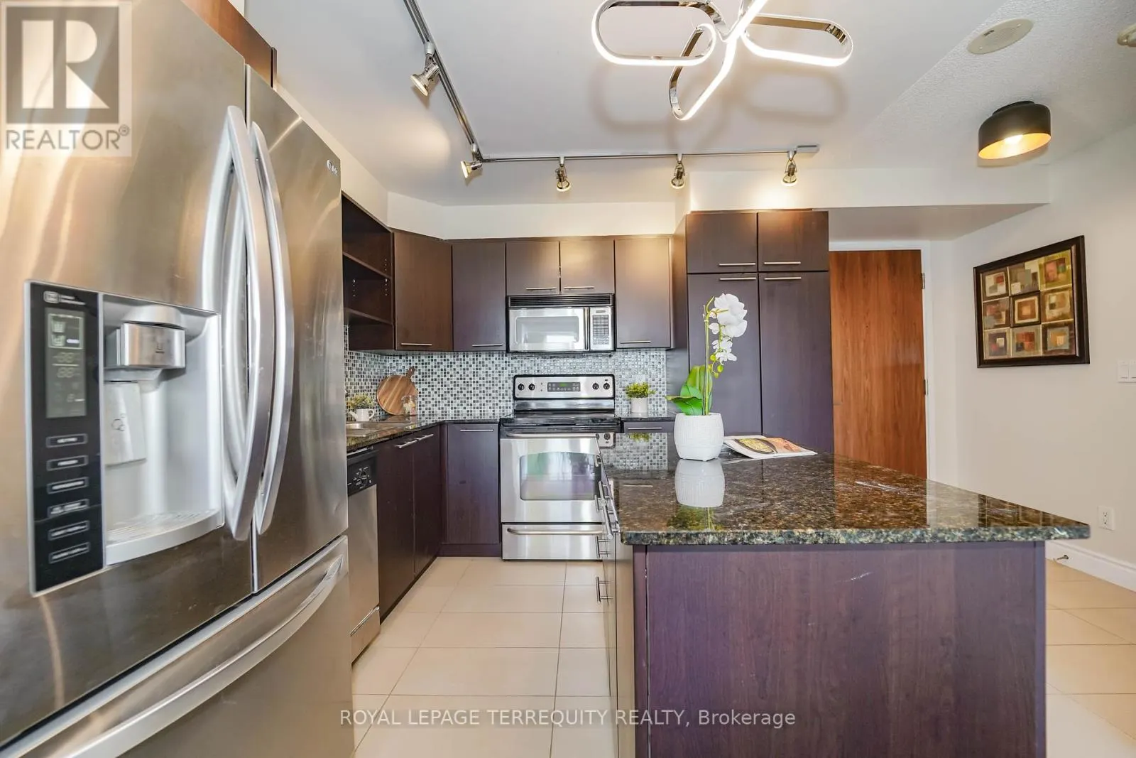 1011 - 39 GALLERIA PARKWAY