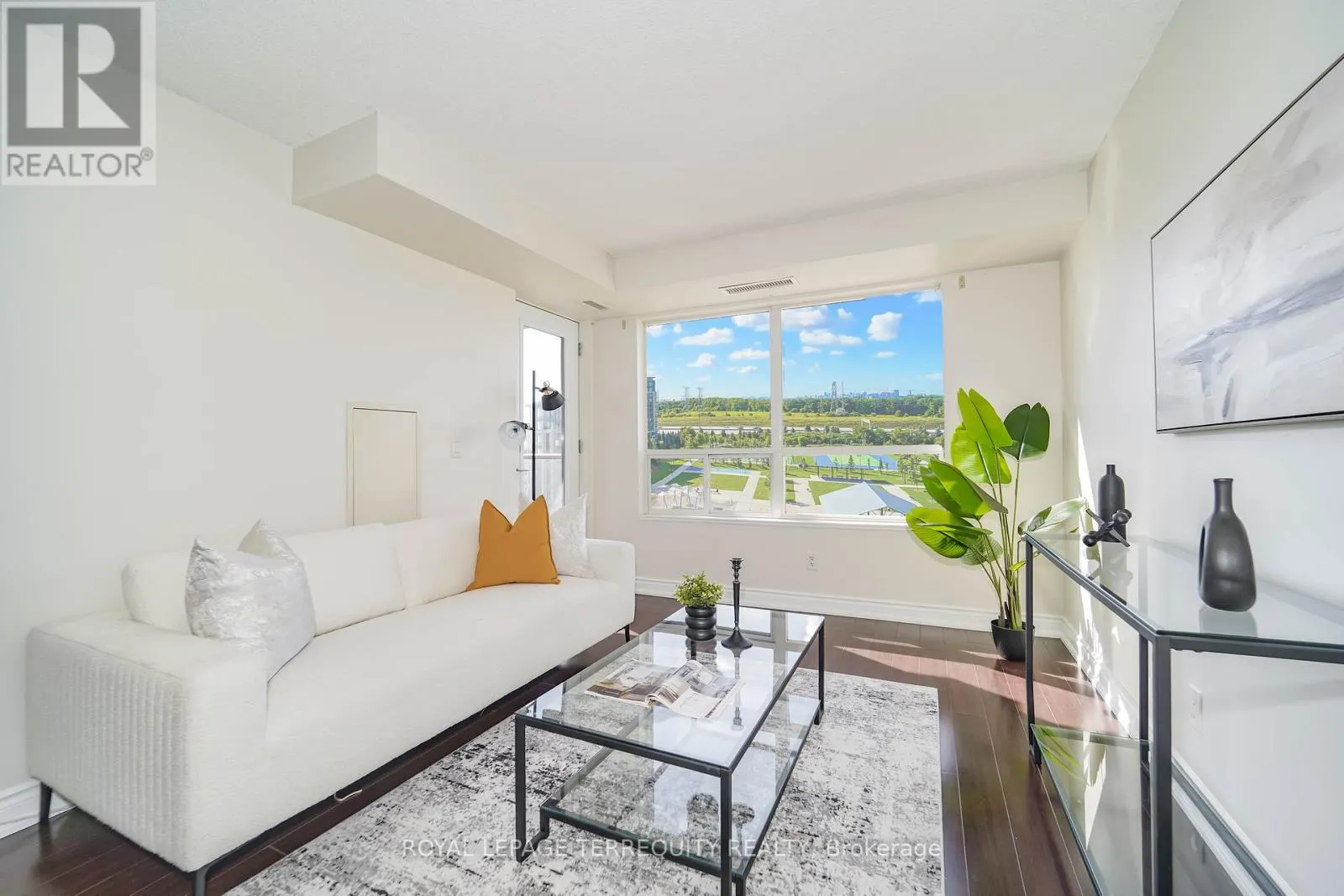 1011 - 39 GALLERIA PARKWAY