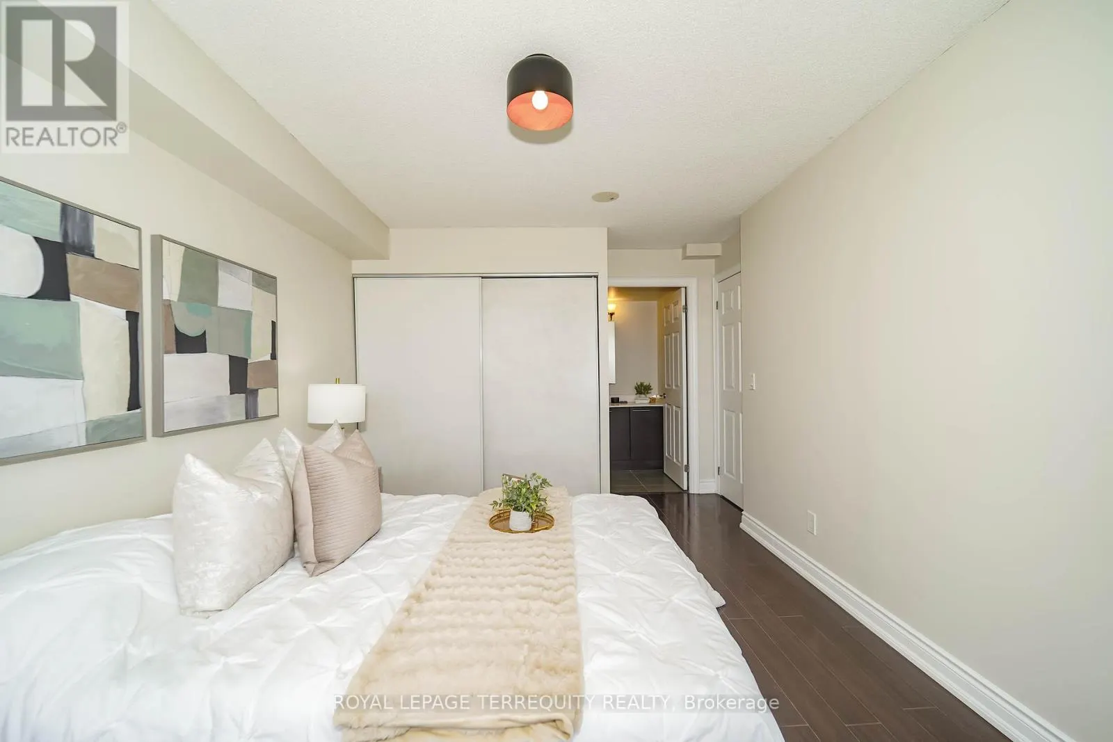 1011 - 39 GALLERIA PARKWAY