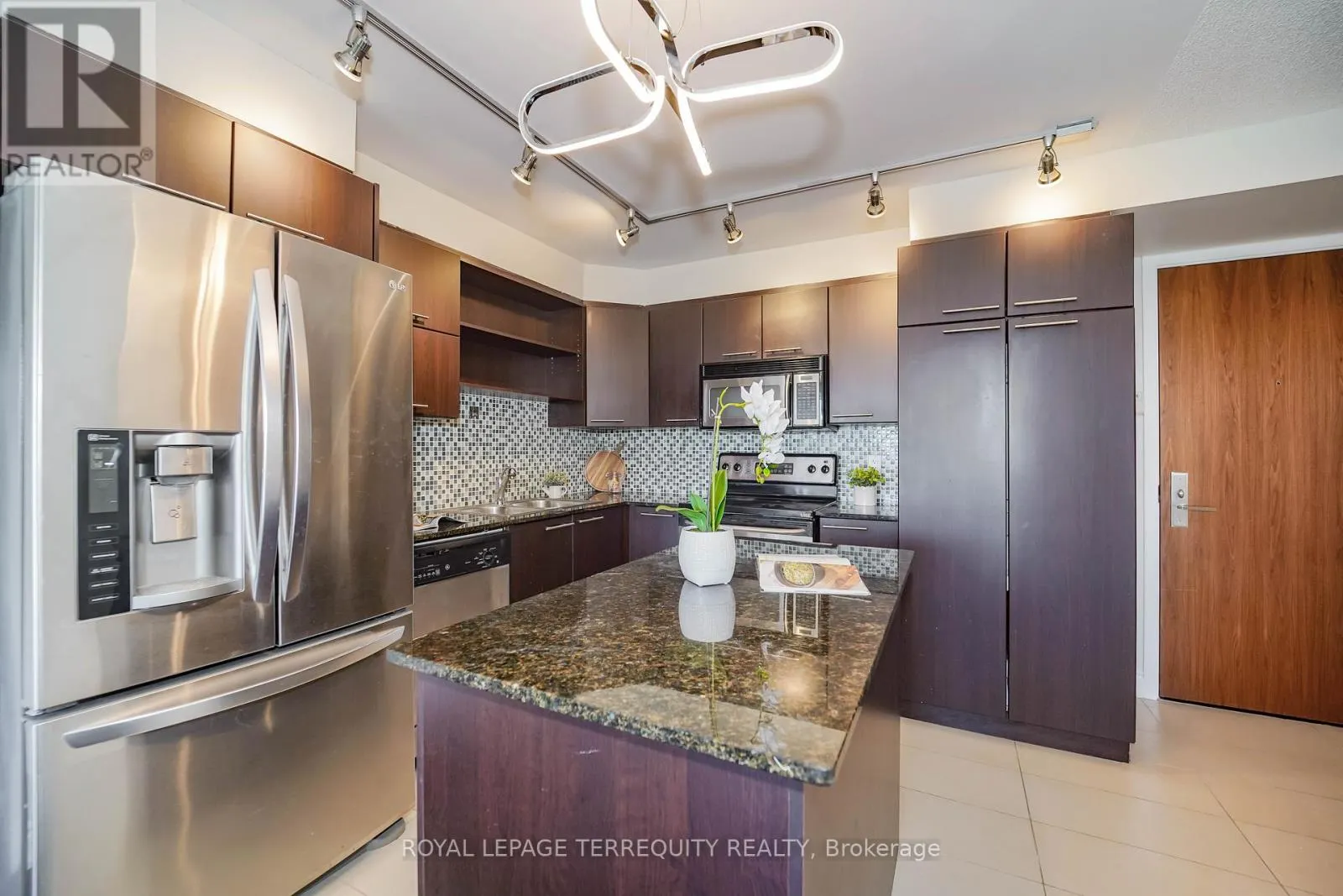 1011 - 39 GALLERIA PARKWAY