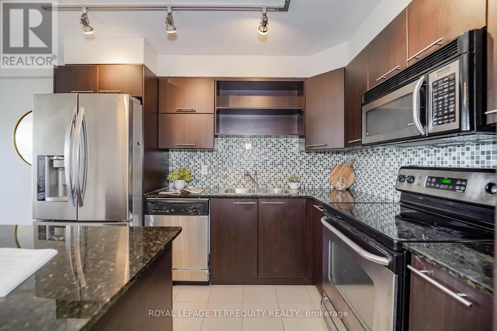 1011 - 39 GALLERIA PARKWAY
