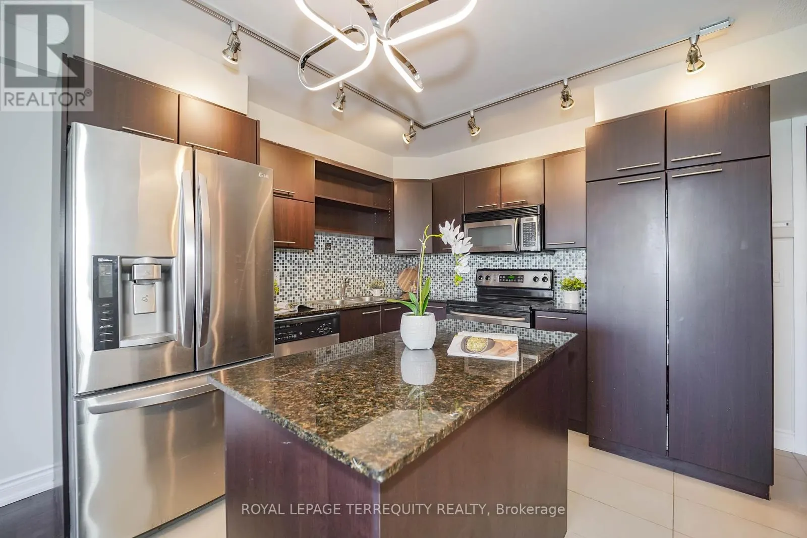 1011 - 39 GALLERIA PARKWAY