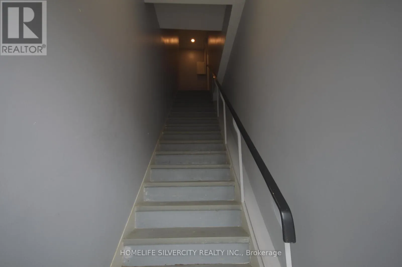 UPPER 1 - 64 HOLLAND STREET W