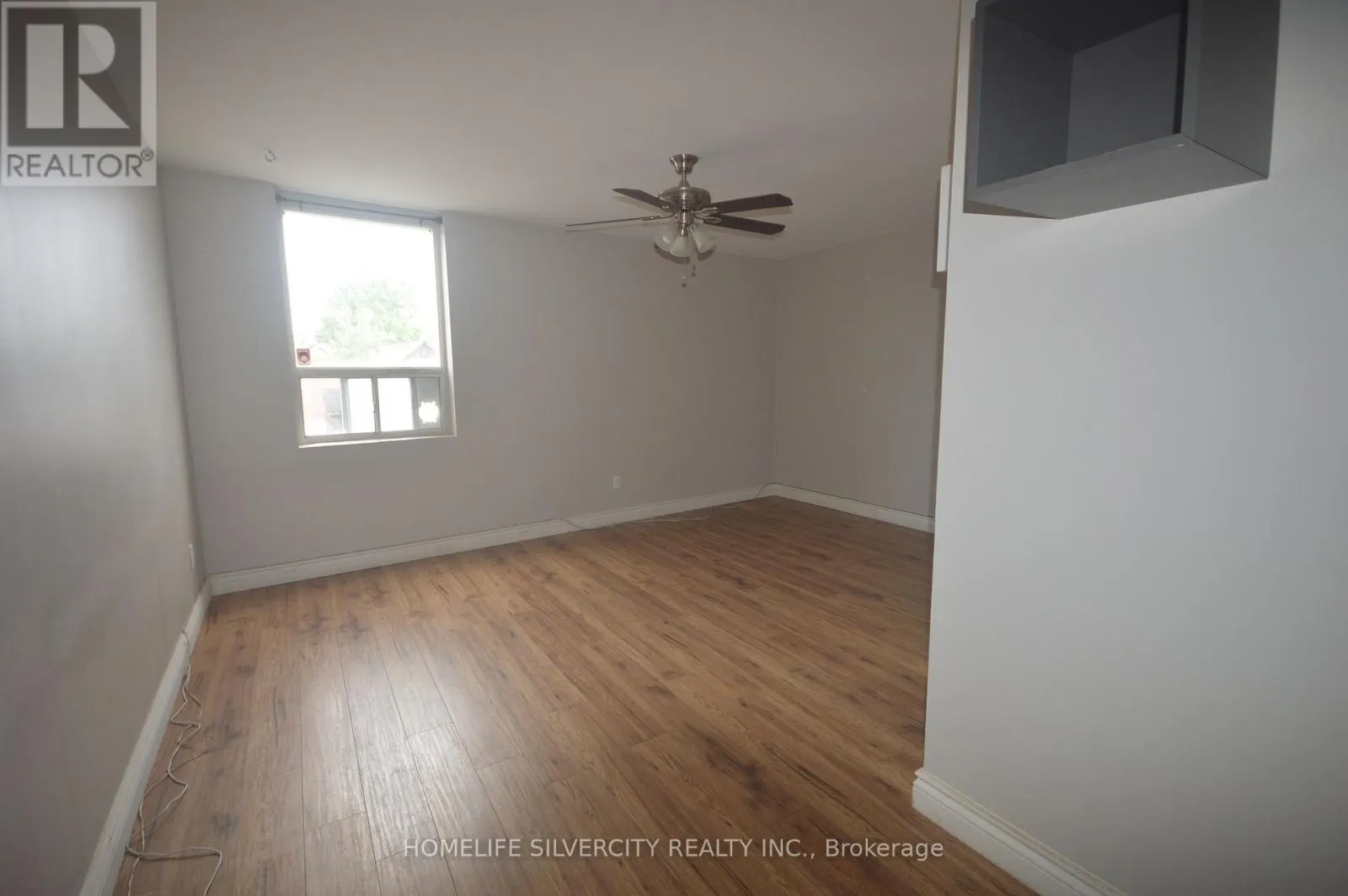 UPPER 1 - 64 HOLLAND STREET W