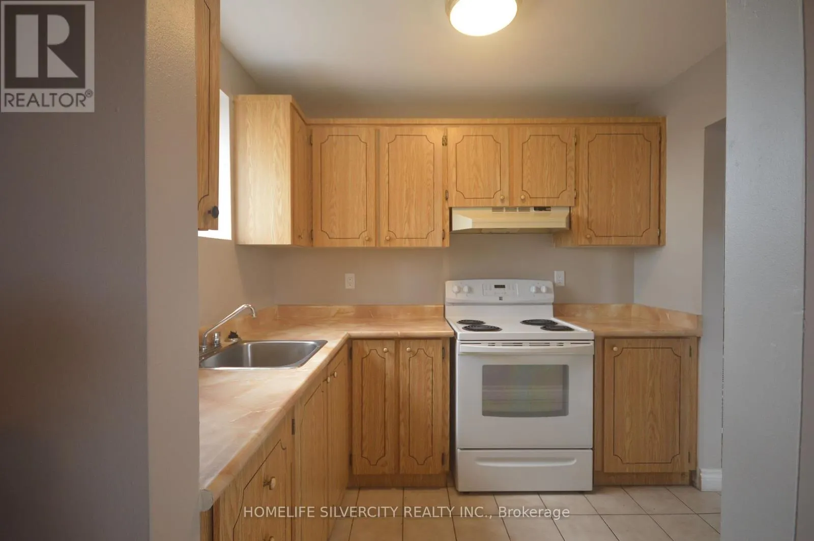 UPPER 1 - 64 HOLLAND STREET W