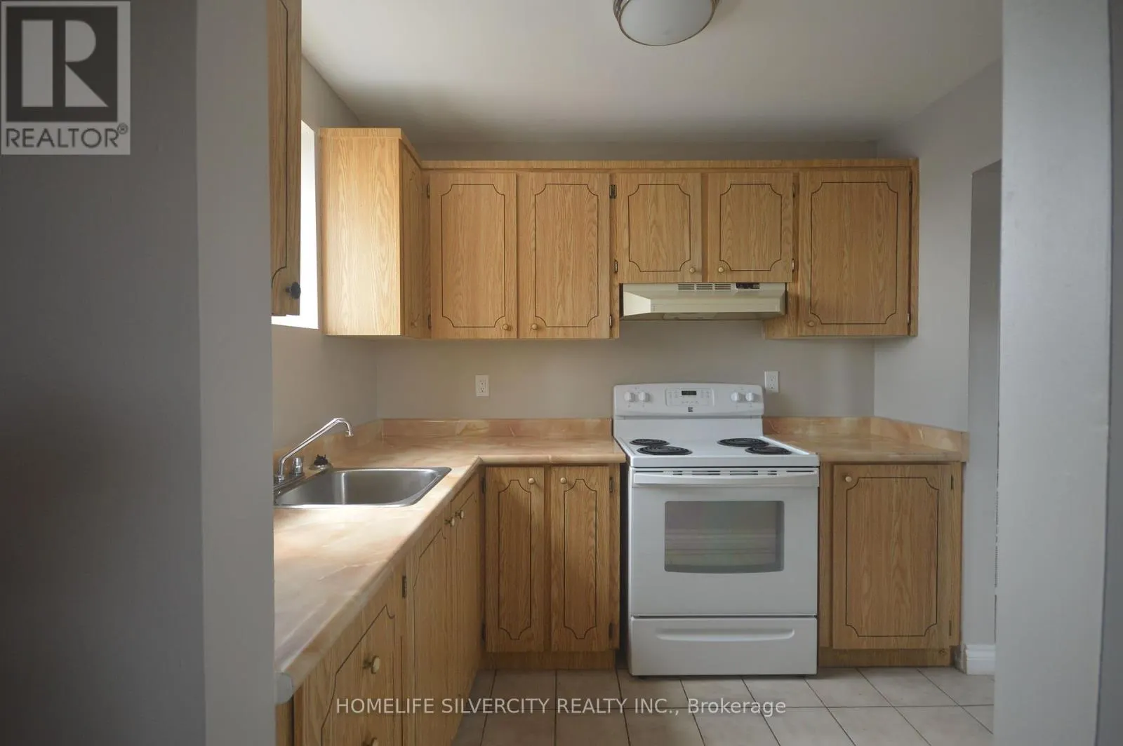 UPPER 1 - 64 HOLLAND STREET W