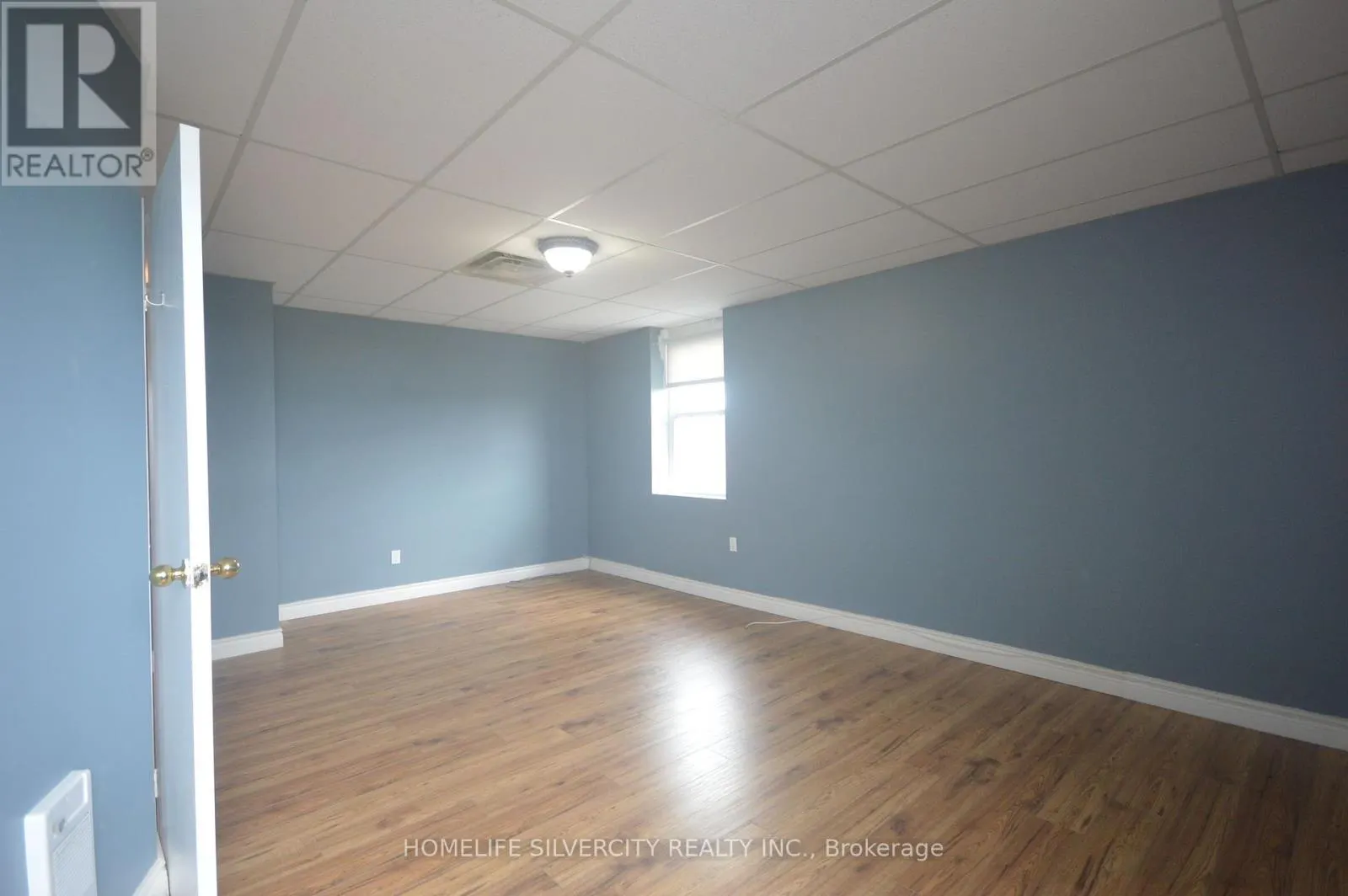 UPPER 1 - 64 HOLLAND STREET W