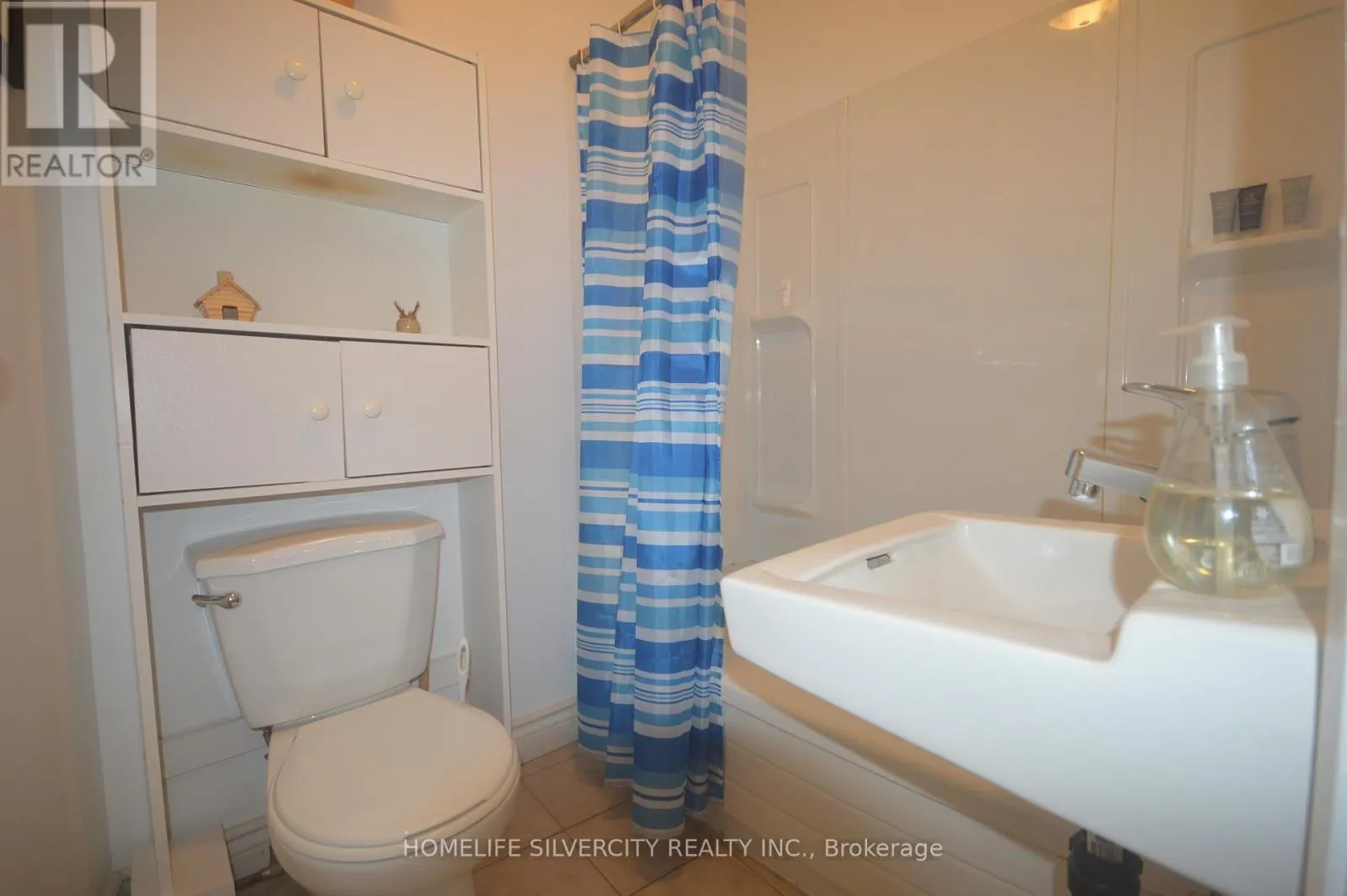 UPPER 1 - 64 HOLLAND STREET W