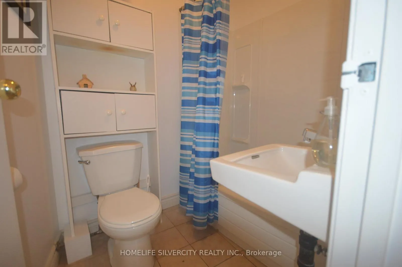 UPPER 1 - 64 HOLLAND STREET W